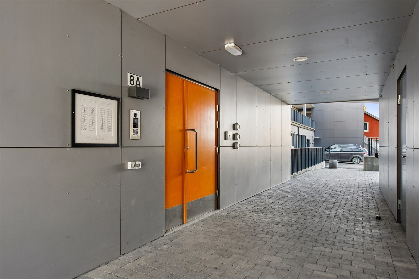 Her bor du sentralt til, i umiddelbart nærhet til alt Brumunddal har å by på. Galleribilde