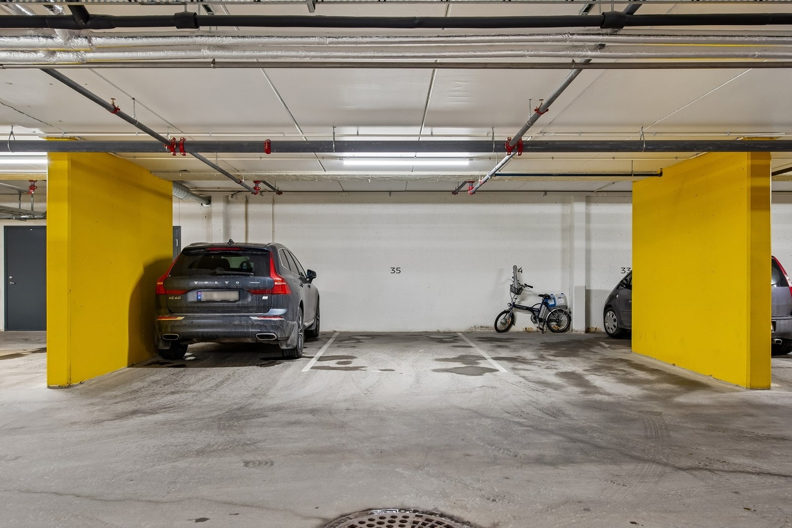 Det medfølger én fast biloppstillingsplass i felles garasjeanlegg. Gjesteparkering i bakgården i tillegg. Galleribilde