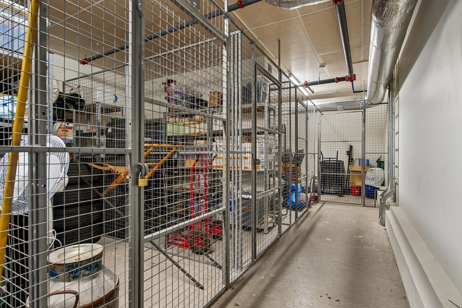 I tillegg til to boder i leiligheten, medfølger en romslig bod på 5 m² i fellesarealene i 1. etasje.
Foto: Lelde Bonfelde-Lapina V/EFKT Galleribilde
