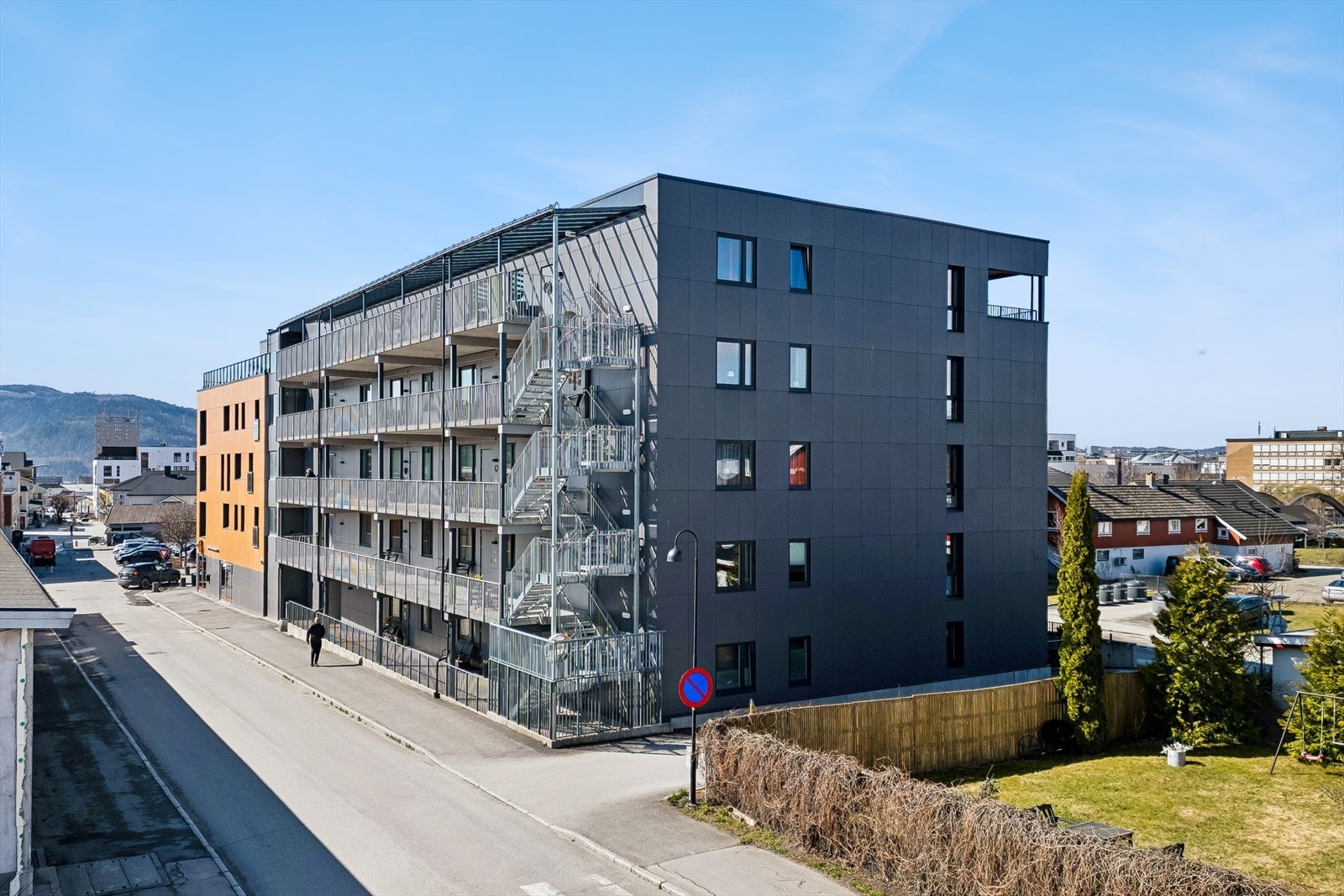 En moderne og arealeffektiv 3-roms leilighet i andre etasje fra 2019 med p-plass i garasje og heisadkomst. Galleribilde