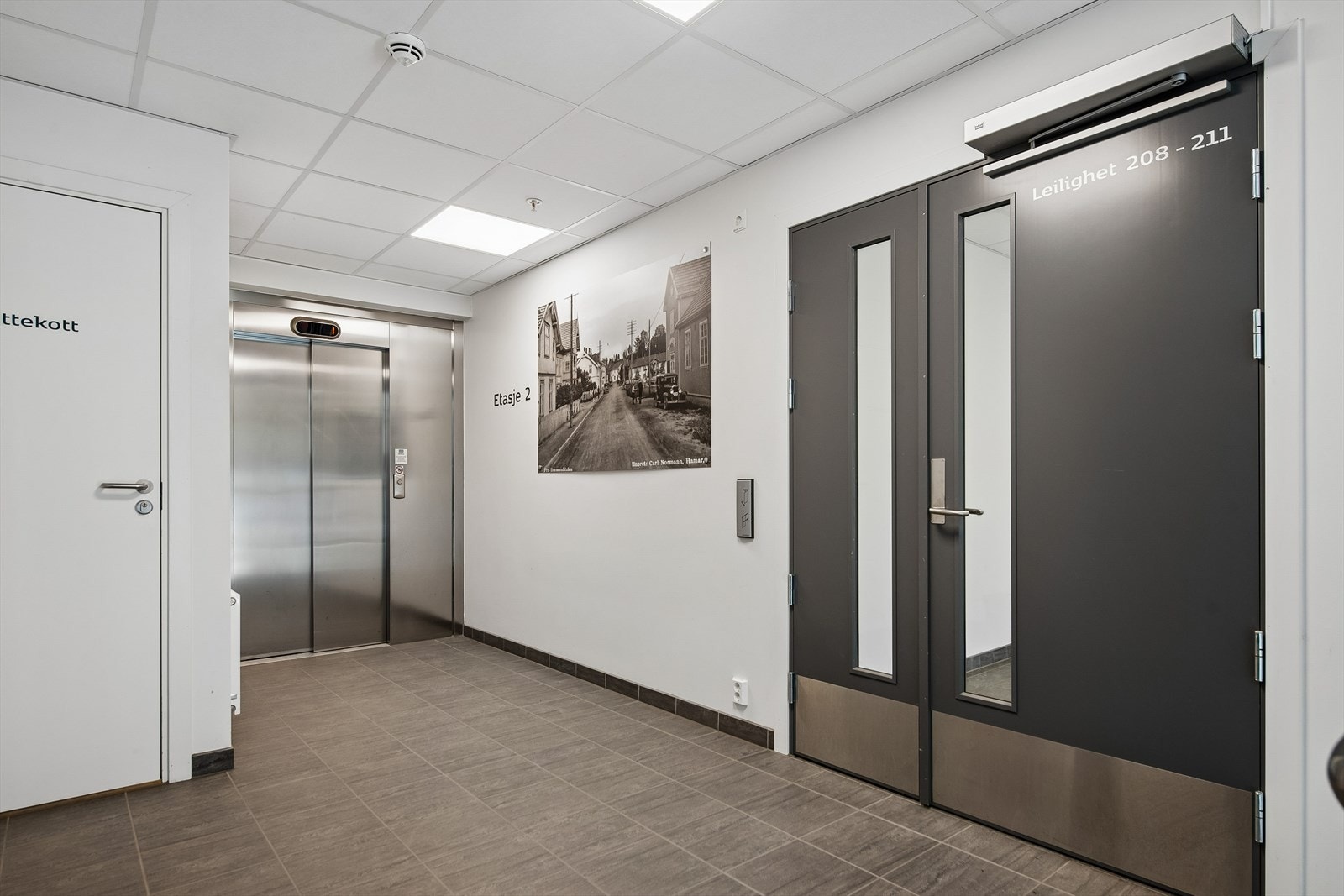 Leiligheten ligger i 2. etasje, med enkel og trinnfri adkomst via heis fra inngangsparti og garasje. Galleribilde