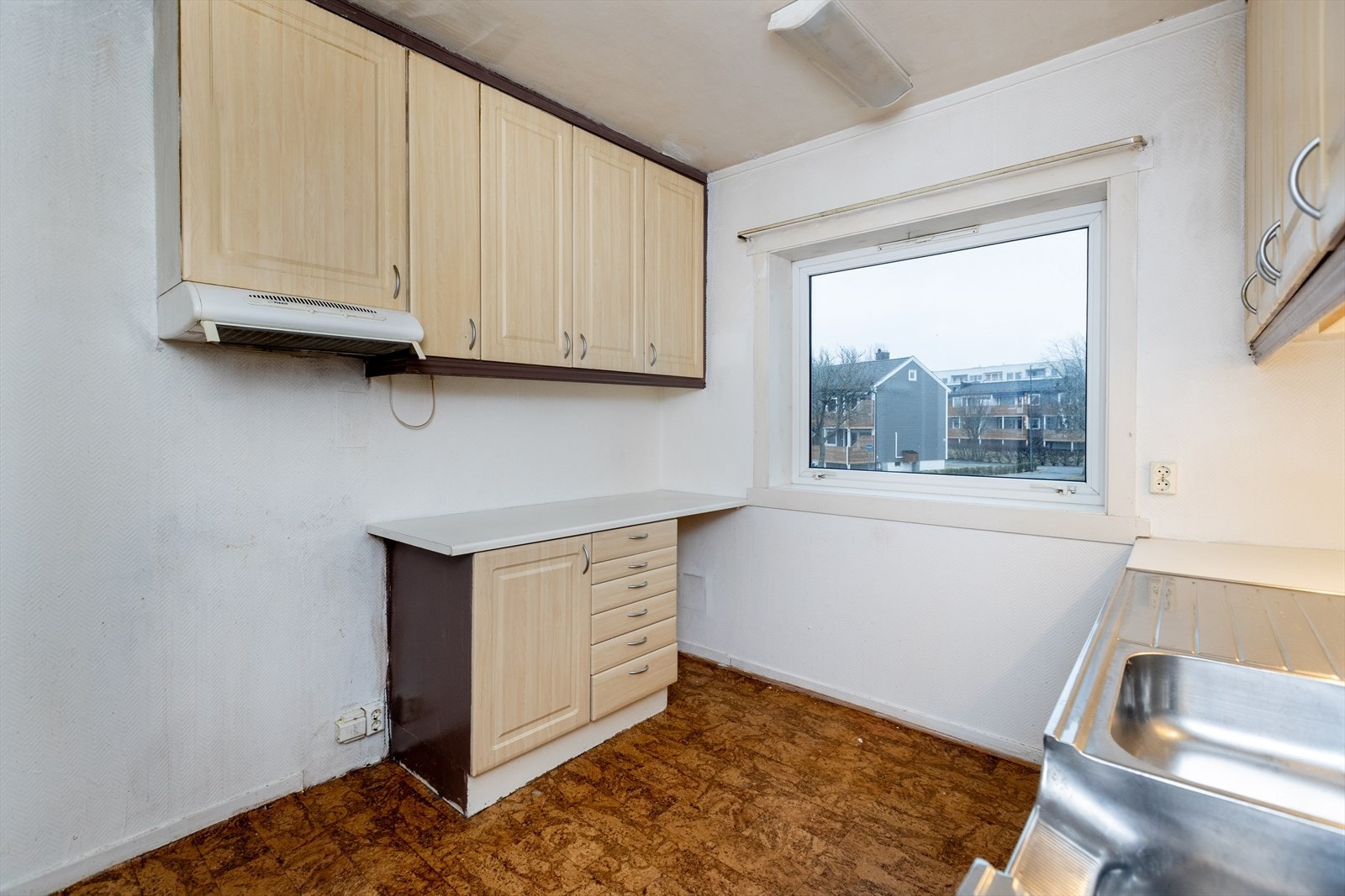 Kjøkkenventilator med avtrekk er montert over arbeidsområdet. Galleribilde