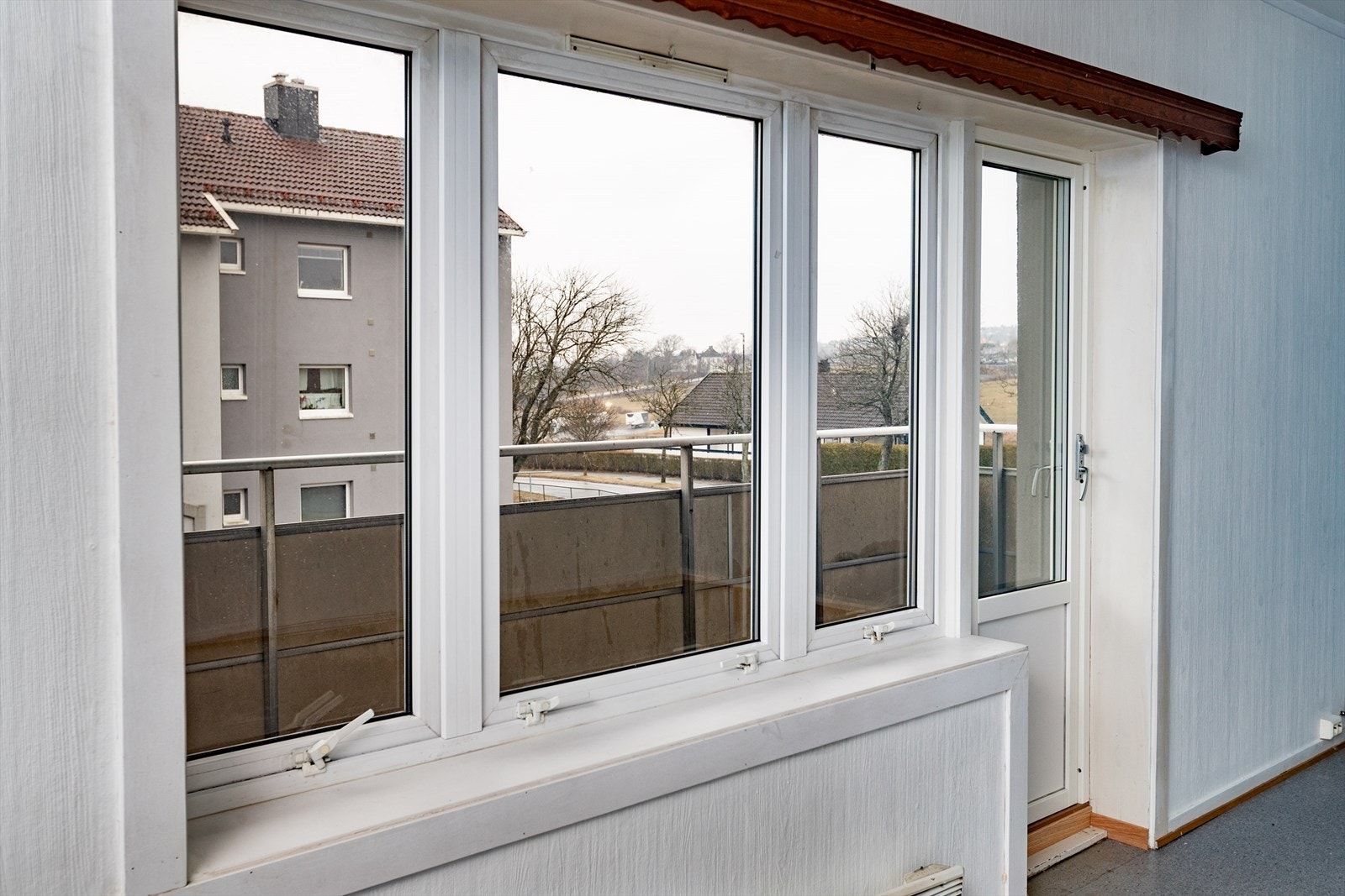 Vinduer med isolerglass i PVC-rammer sikrer god isolasjon i oppholdsrommet. Galleribilde