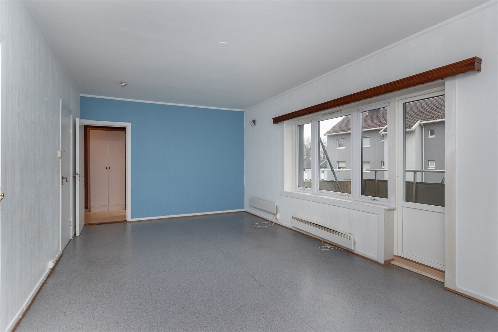 Fra stuen er det direkte utgang til en balkong med rekkverk av aluminium. Galleribilde