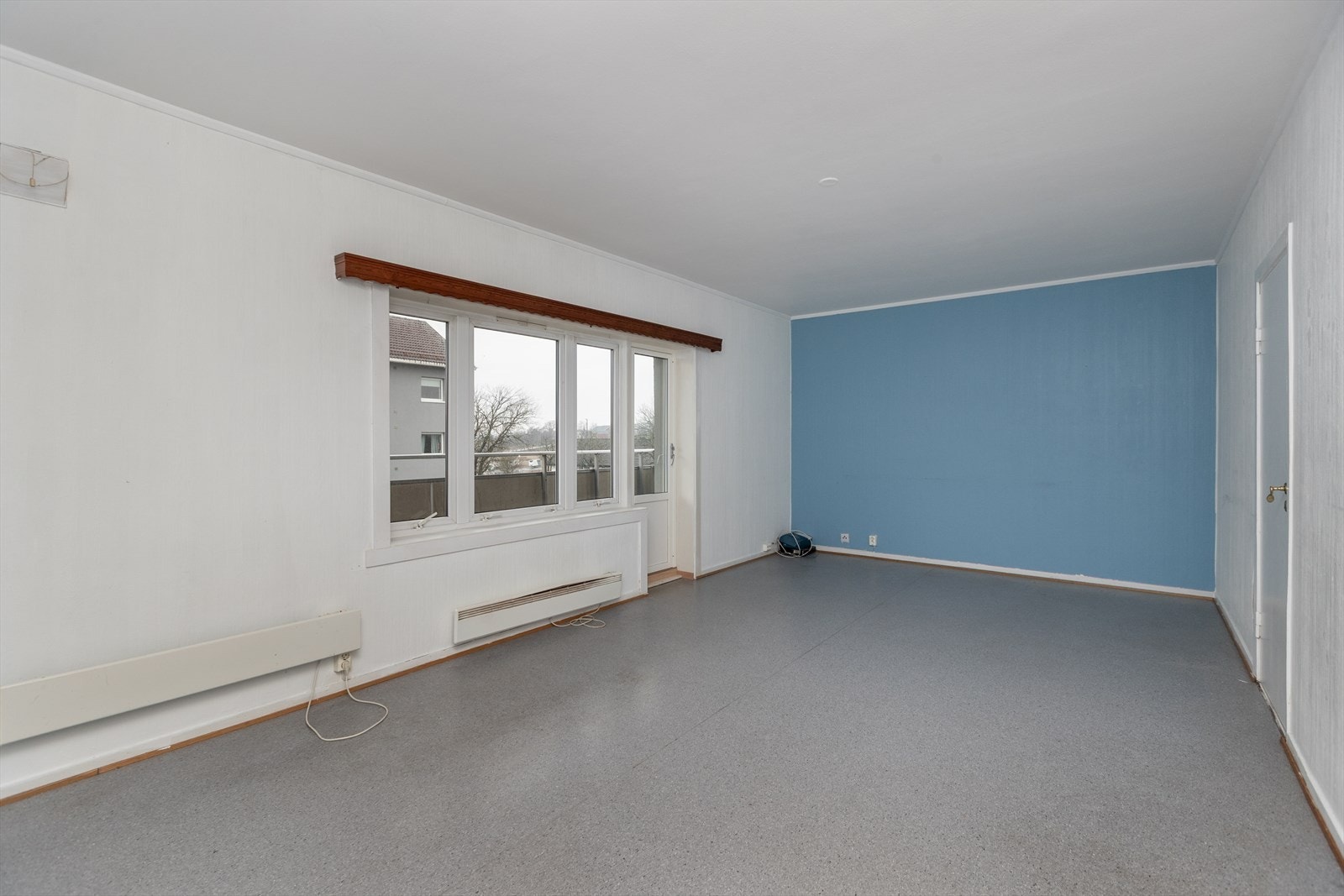 Store vindusflater slipper inn naturlig dagslys og gir godt utsyn. Galleribilde