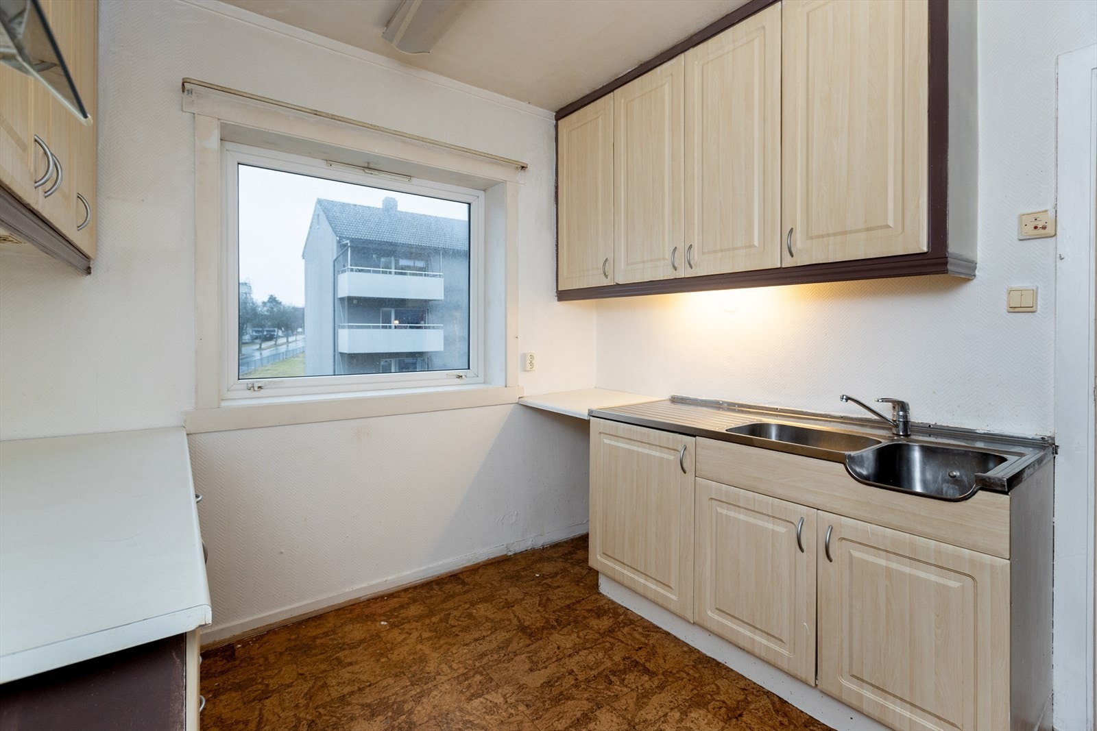Kjøkkenet har profilerte fronter og laminat benkeplate med nedfelt vaskekum. Galleribilde