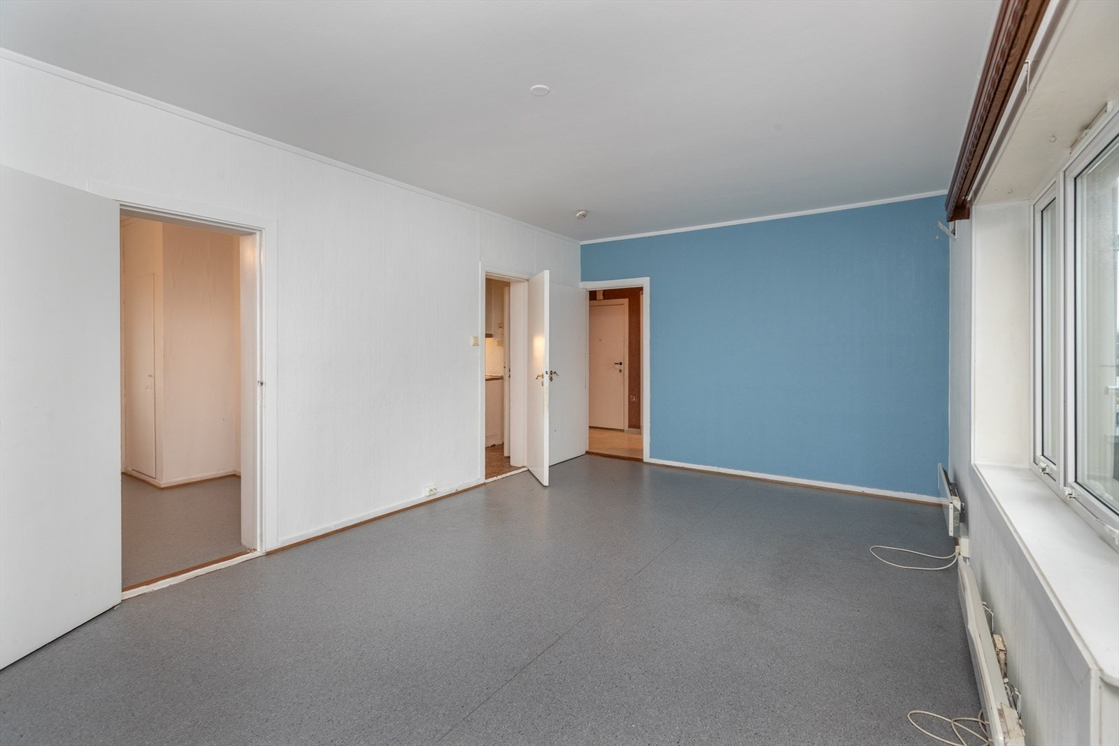 Stuen har gjennomgående adkomst til flere rom, som gir gode planløsninger. Galleribilde