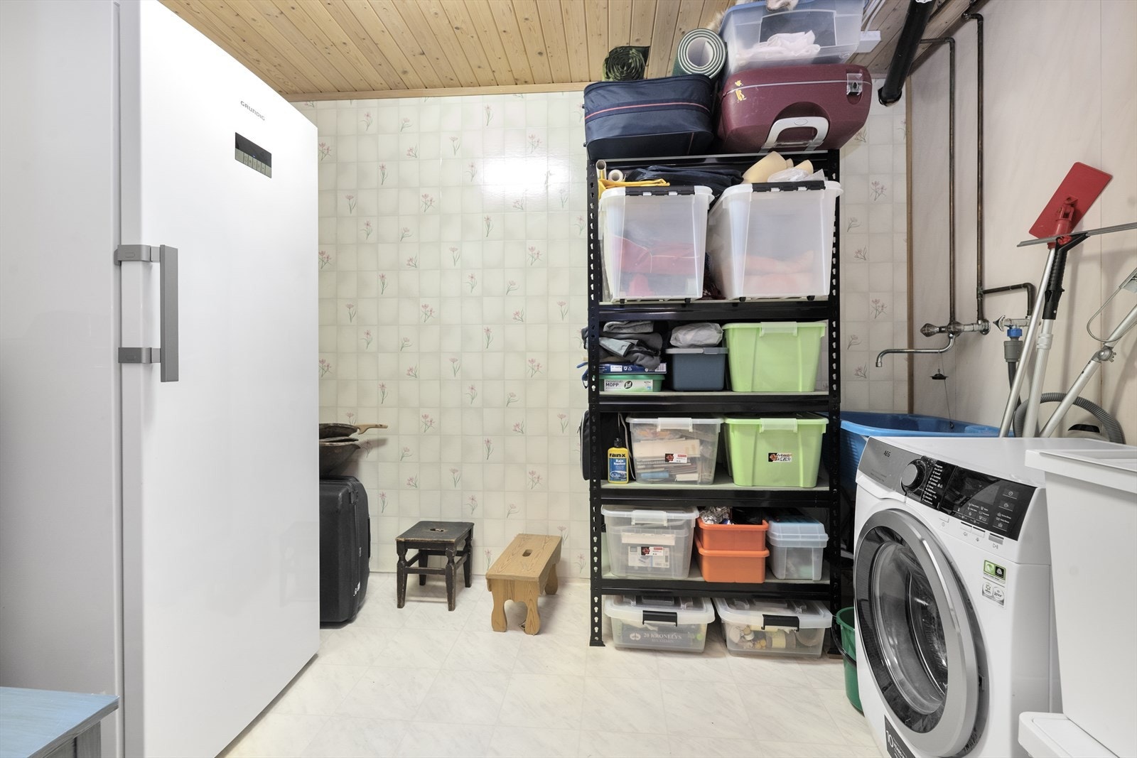 Praktisk og romslig vaskerom i underetasjen, utstyrt med varmekabel i gulv, vaskekar og opplegg for vaskemaskin. Boligen har varmtvannstank på ca. 200 liter fra 2011. Galleribilde