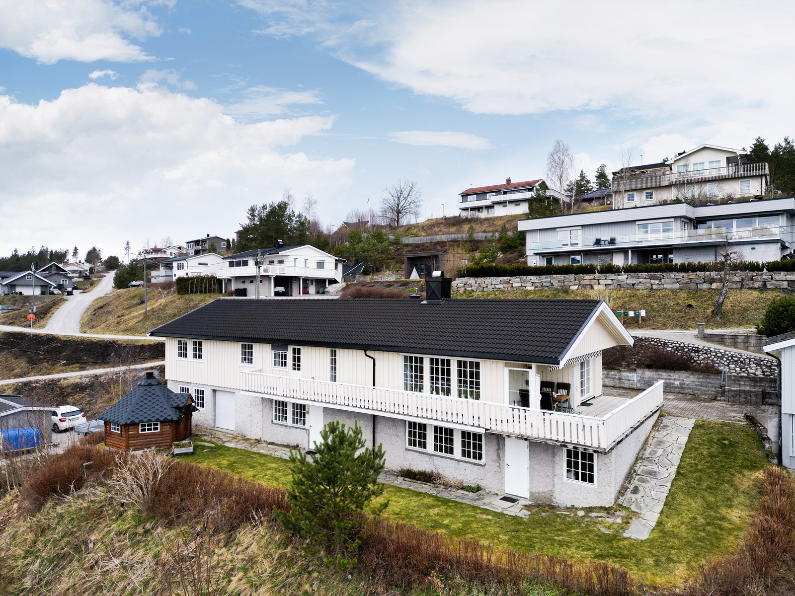 EiendomsMegler1 v/Patrick Gulmælæ presenterer Nedre Svevalivegen 10 - Velholdt og oppgradert enebolig med fin beliggenhet i et rolig og barnevennlig boligområde på Nordagutu!
Foto: Inbovi. Galleribilde