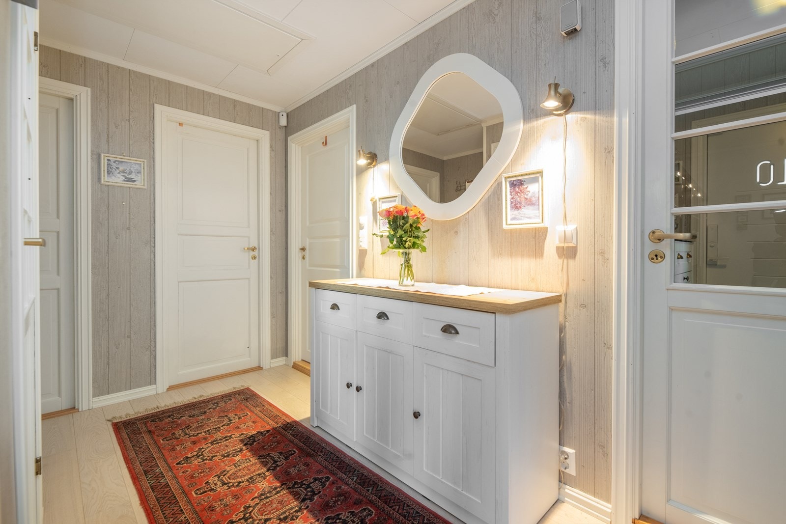 Romslig gang i hovedetasjen, med fin plass til møblement og praktisk skyvedørsgarderobe for oppbevaring. Galleribilde