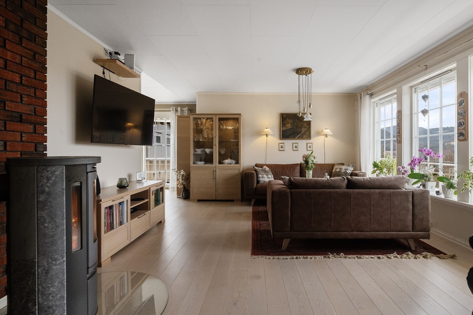 Romløsningen skaper fine, definerte soner for møblering. Det er god plass til sofagruppe, og stuevinduene slipper inn rikelig med naturlig lys og gir fin utsikt! Galleribilde