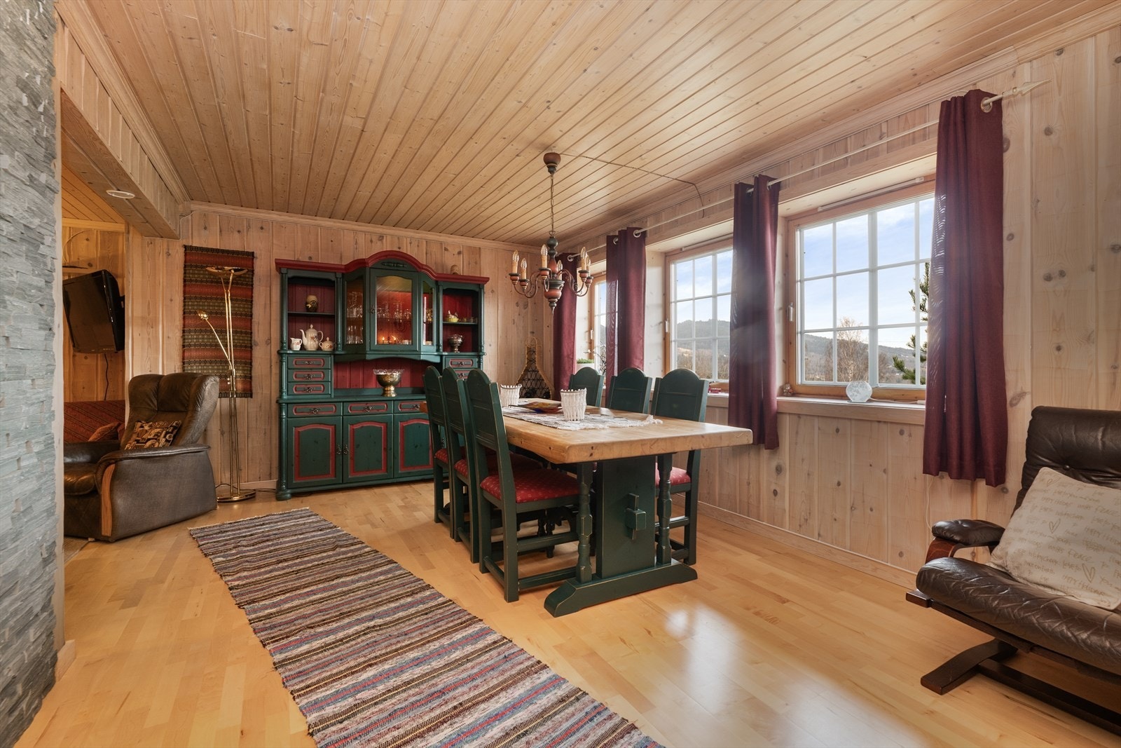 Trivelig kjellerstue av god størrelse, med gode vindusflater, flott vedovn og god plass til diverse møblement. Galleribilde