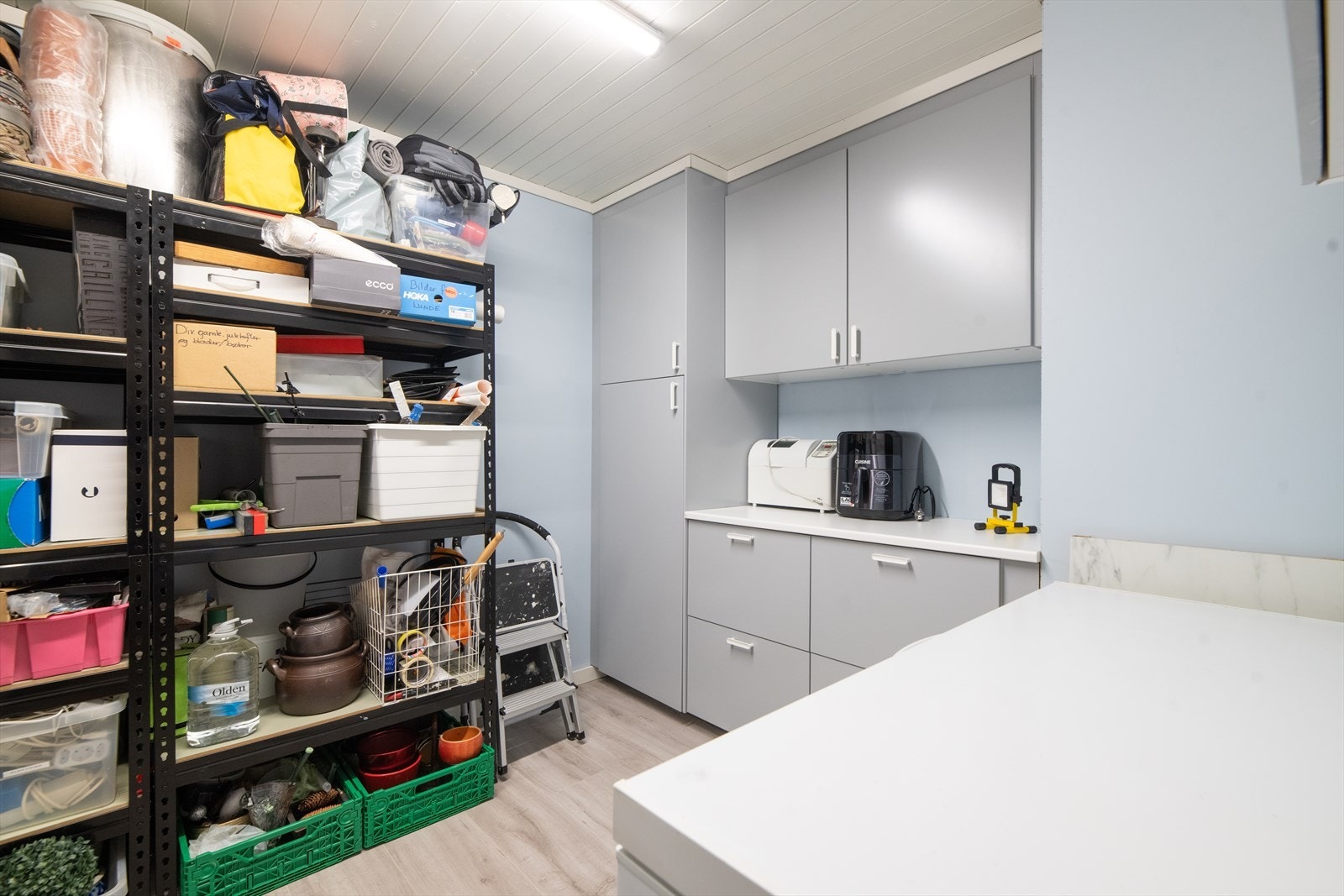 I underetasjen finnes det også en romslig bod med praktisk innredning. Her er det god plass til oppbevaring av diverse. Galleribilde