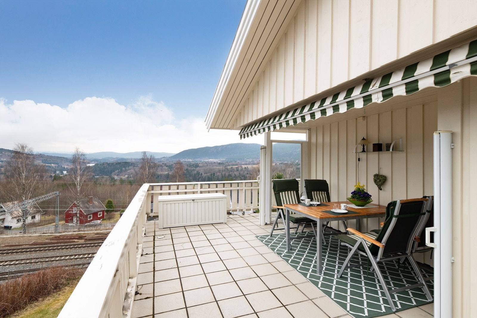 Terrassen ligger syd- og vestvendt, med gode solforhold og nydelig utsikt - her kan sene sommerkvelder nytes i rolige omgivelser! Galleribilde