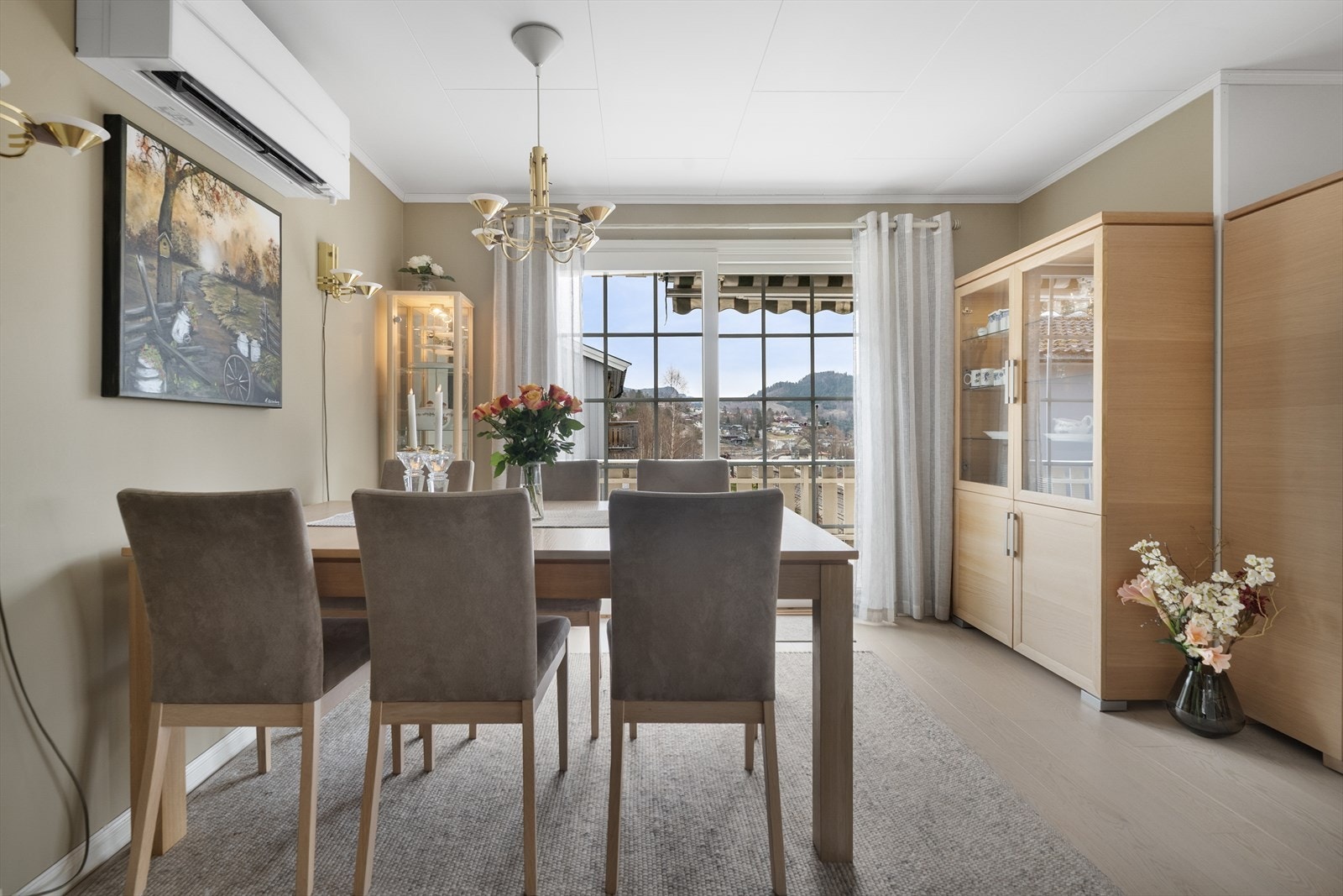 Overflater består av parkett på gulv, malt tapet på vegger og takessplater i tak. Fra spisestuen er det utgang til terrassen via heve/skyvedør fra 2017. Galleribilde