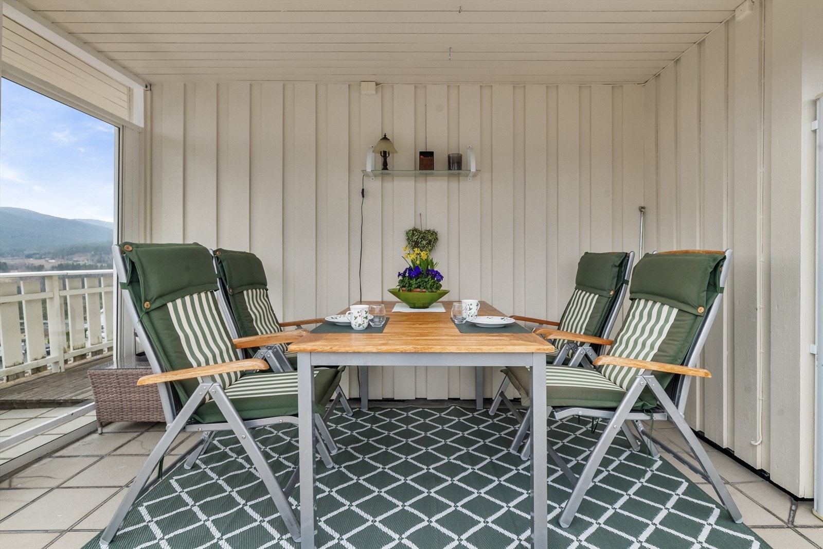 Deler av terrassen er overbygget, hvor det er fin plass til utemøbler og markise for solskjerming. Det er montert to uttrekkbare screens, som skjermer for vind ved behov. Galleribilde
