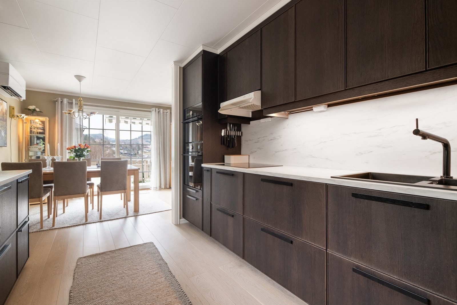 Godt med oppbevaringsplass og pene fronter med vakker trestruktur. Laminat benkeplate med gode arbeidsflater, nedfelt platetopp og nedfelt benkebeslag i kompositt. Galleribilde