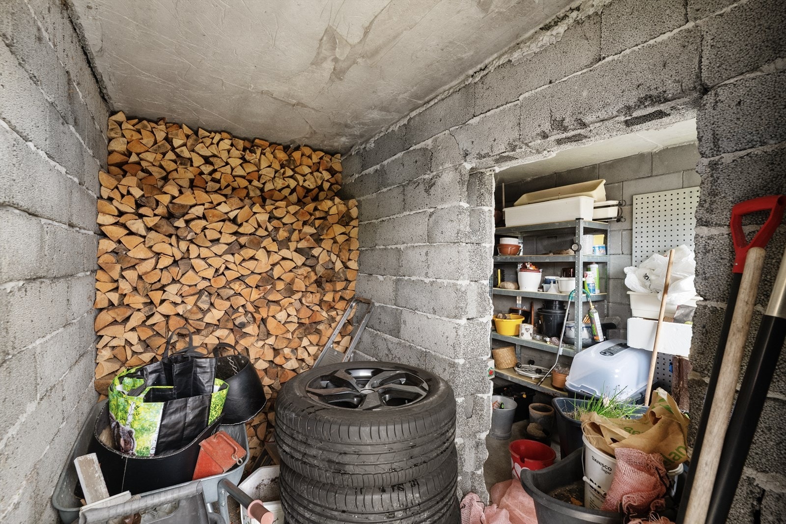Boligen er også tilbygget med bod i underetasjen, med overliggende terrasse ut fra spisestuen. Tiltaket er utført uten at dette er søkt om og uten at eventuell nødvendig godkjennelse er gitt av kommunen. Galleribilde