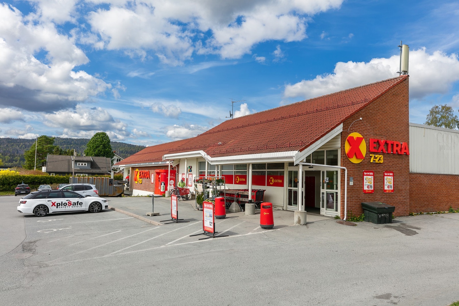 Det er både bussholdeplass og lokal dagligvare rett over veien for det hyggelige bomiljøet under Eineåsen Galleribilde