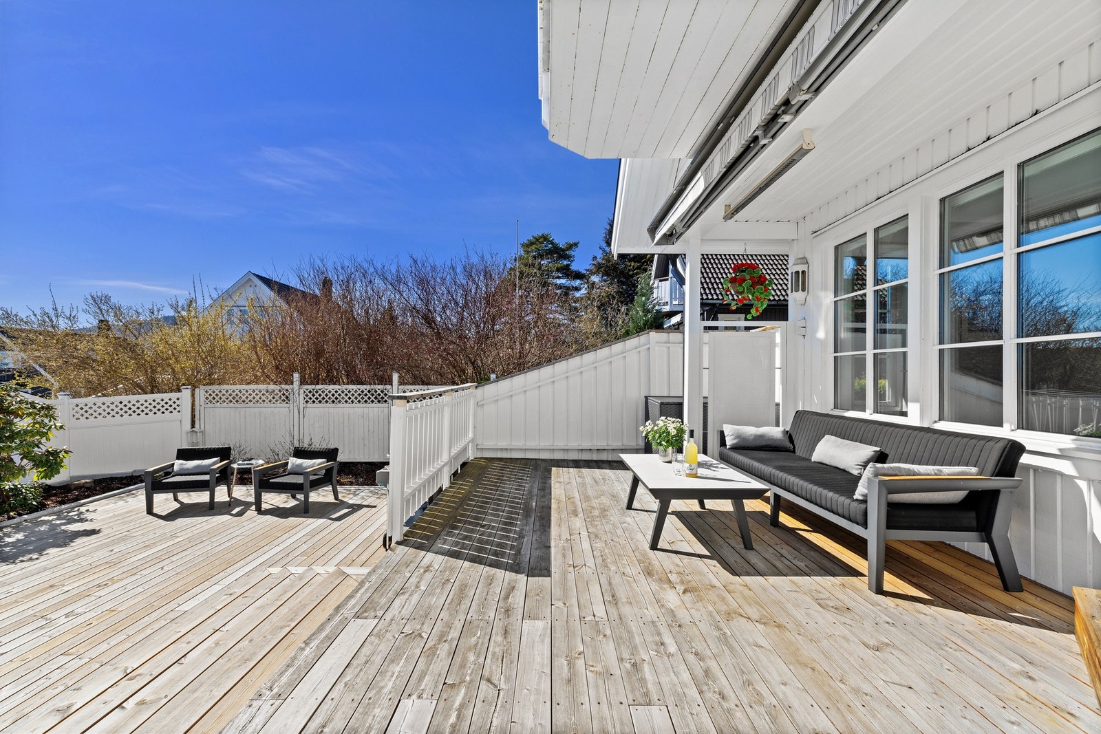 Det er montert skjermvegger, terrassevarmer, belysning og stikkontakt i tilknytting til terrassen. Galleribilde
