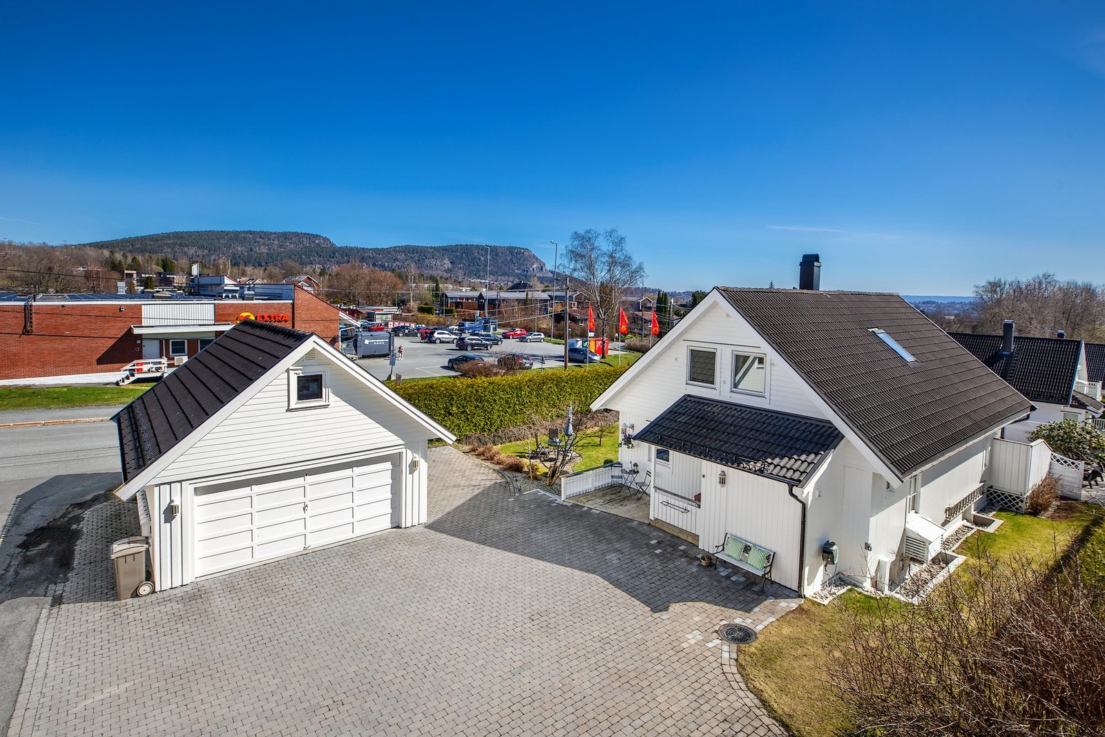 Med eiendommen følger parkering i en romslig dobbelgarasje på 38 m² fra 2003, med loft og utvendig bod Galleribilde