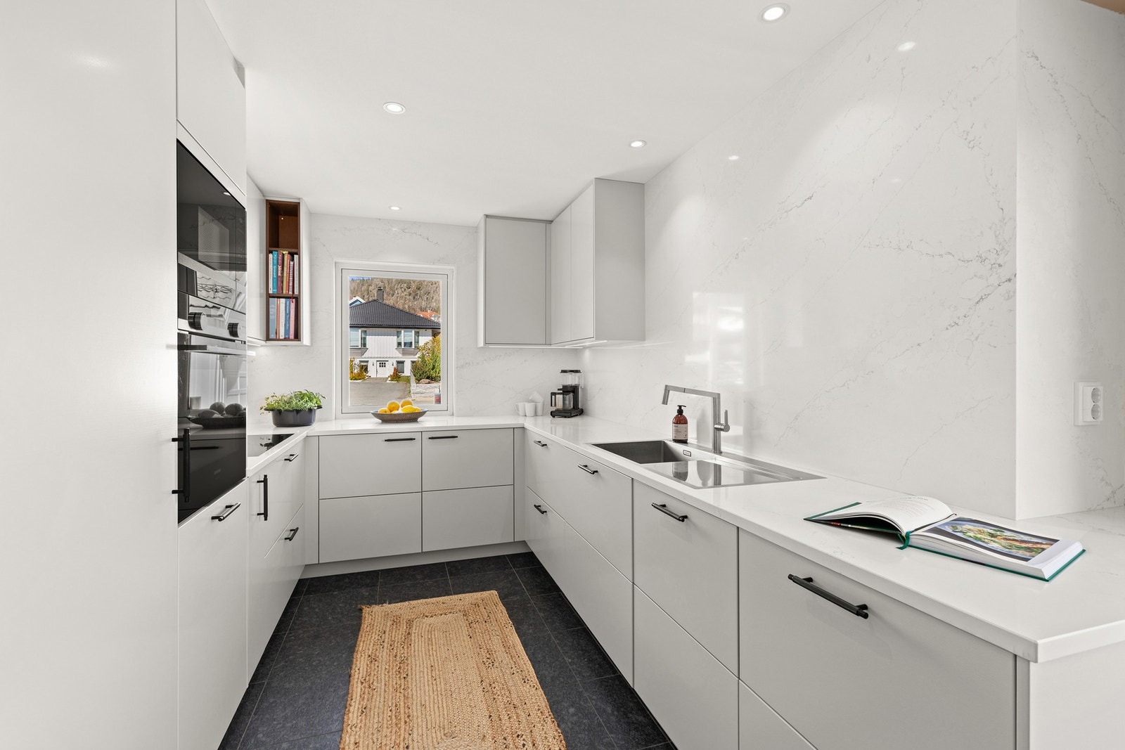 Benkeplate og backsplash av kvarts kompositt fra Silestone er levert av Sigvartsen Steinindustri AS Galleribilde