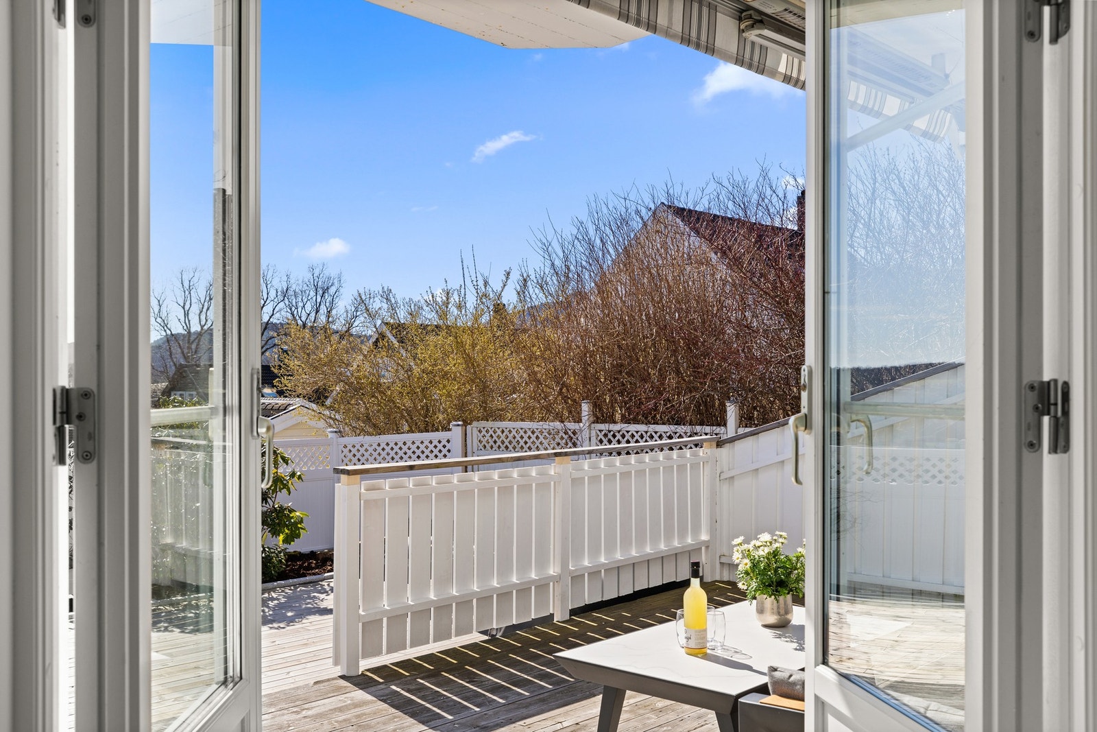 Stuen har adkomst via dobbeltdør ut til en solrik terrasse Galleribilde