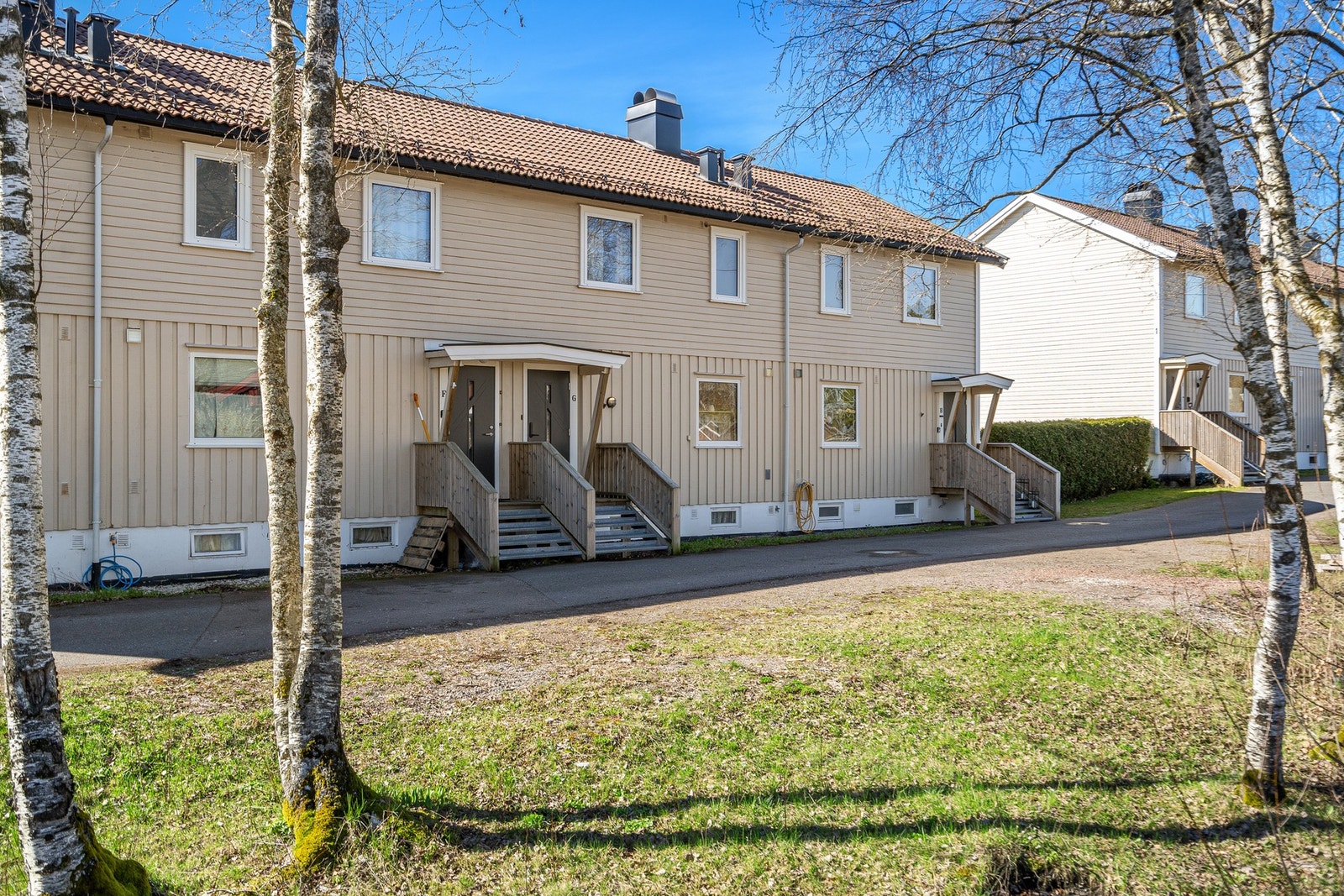 Liaveien ligger i et etablert boligområde på Vear i Tønsberg kommune. Området er kjent for et godt bomiljø med rolige omgivelser og nærhet til både skole, barnehage og daglige servicetilbud. Galleribilde