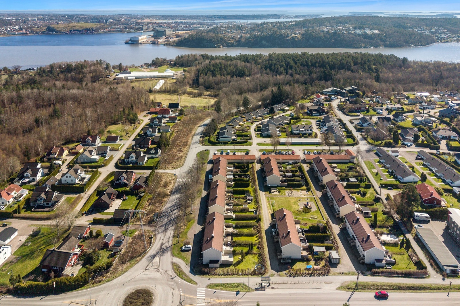 I nærområdet finner man dagligvarebutikk, idrettsanlegg, lekeplasser og flotte uteområder som innbyr til aktiv fritid. Vear Idrettspark og nærliggende grønne områder gir gode muligheter for både organisert idrett og rekreasjon for hele familien. Galleribilde