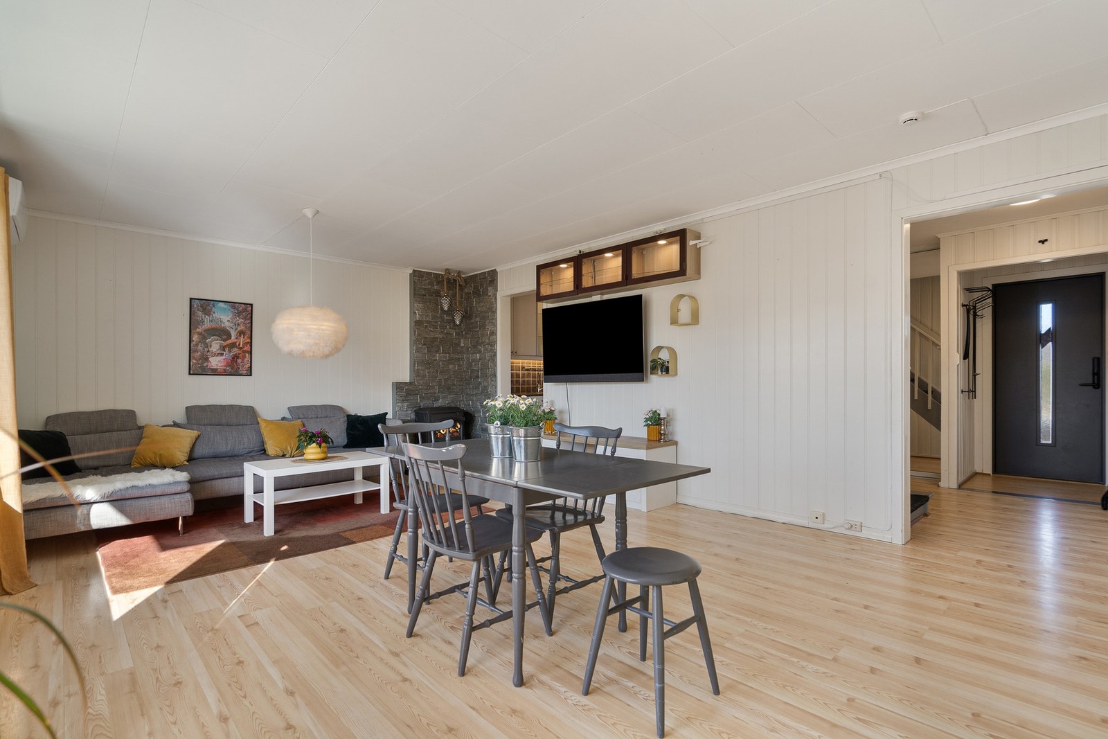 Lys og romslig stue med naturlig plass til både sofagruppe og spisebord. Store vindusflater slipper inn godt med lys og skaper en luftig romfølelse. Galleribilde