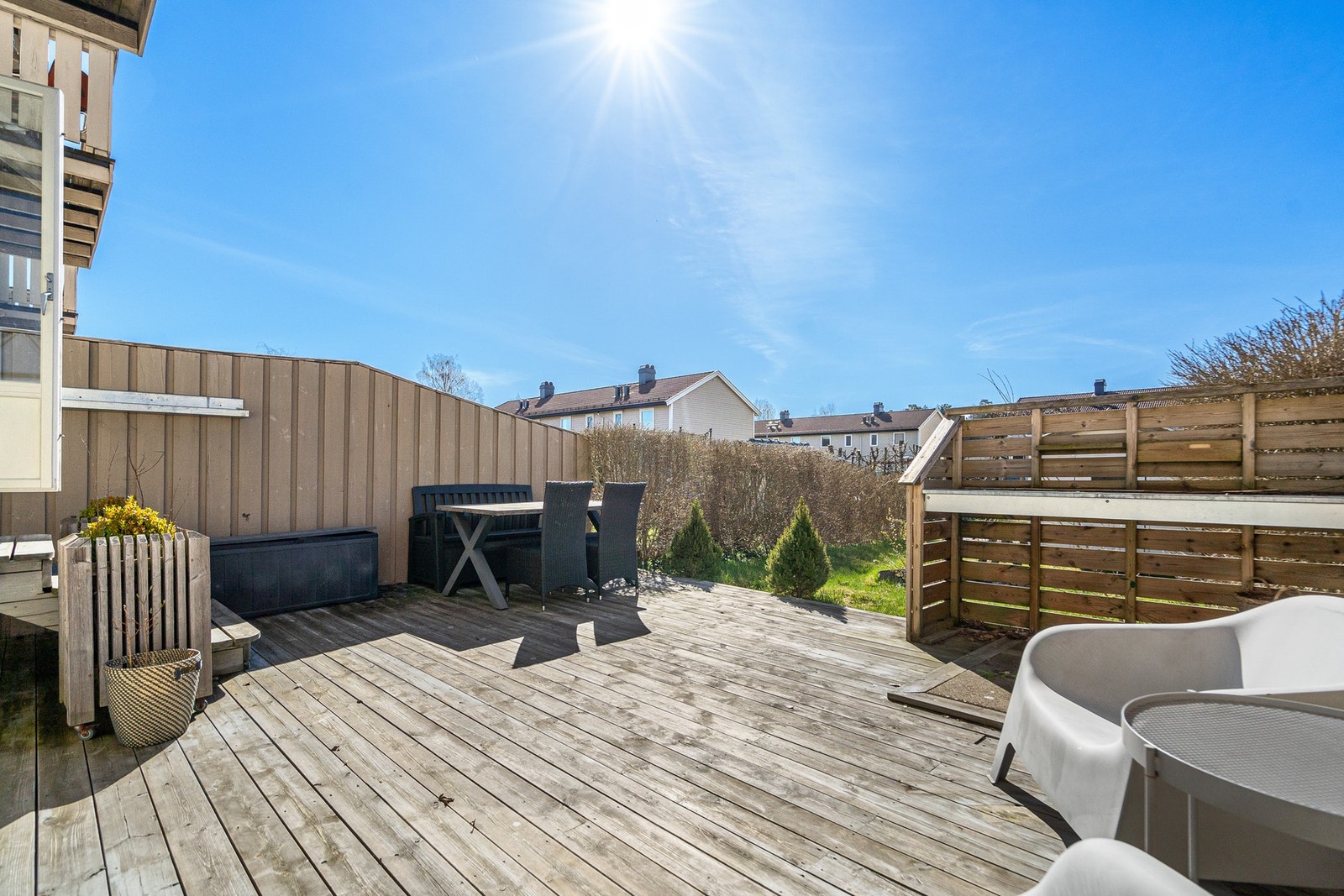 Boligen har en stor og solrik terrasse i tilknytning til stuen - et perfekt sted for både avslapning og sosiale sammenkomster. Her er det god plass til utemøbler og grill, og uteområdet oppleves som en naturlig forlengelse av oppholdsrommet. Galleribilde