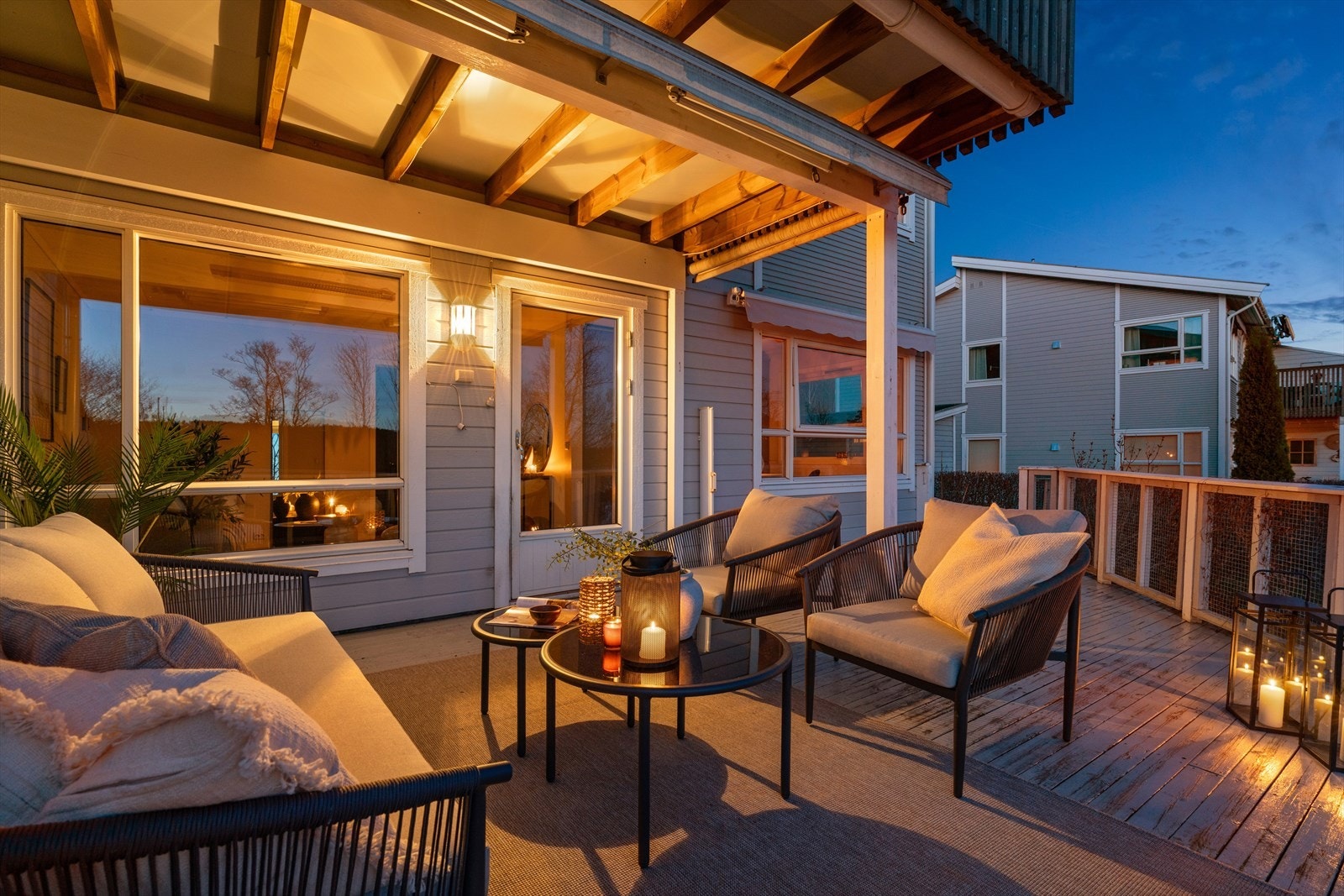 Innbydende terrasse med overbygg - perfekt for sommerkvelder. Galleribilde