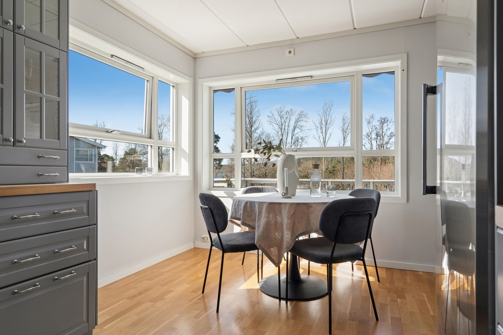 Trivelig spiseplass med gode lysforhold og plass til spisebord. Galleribilde