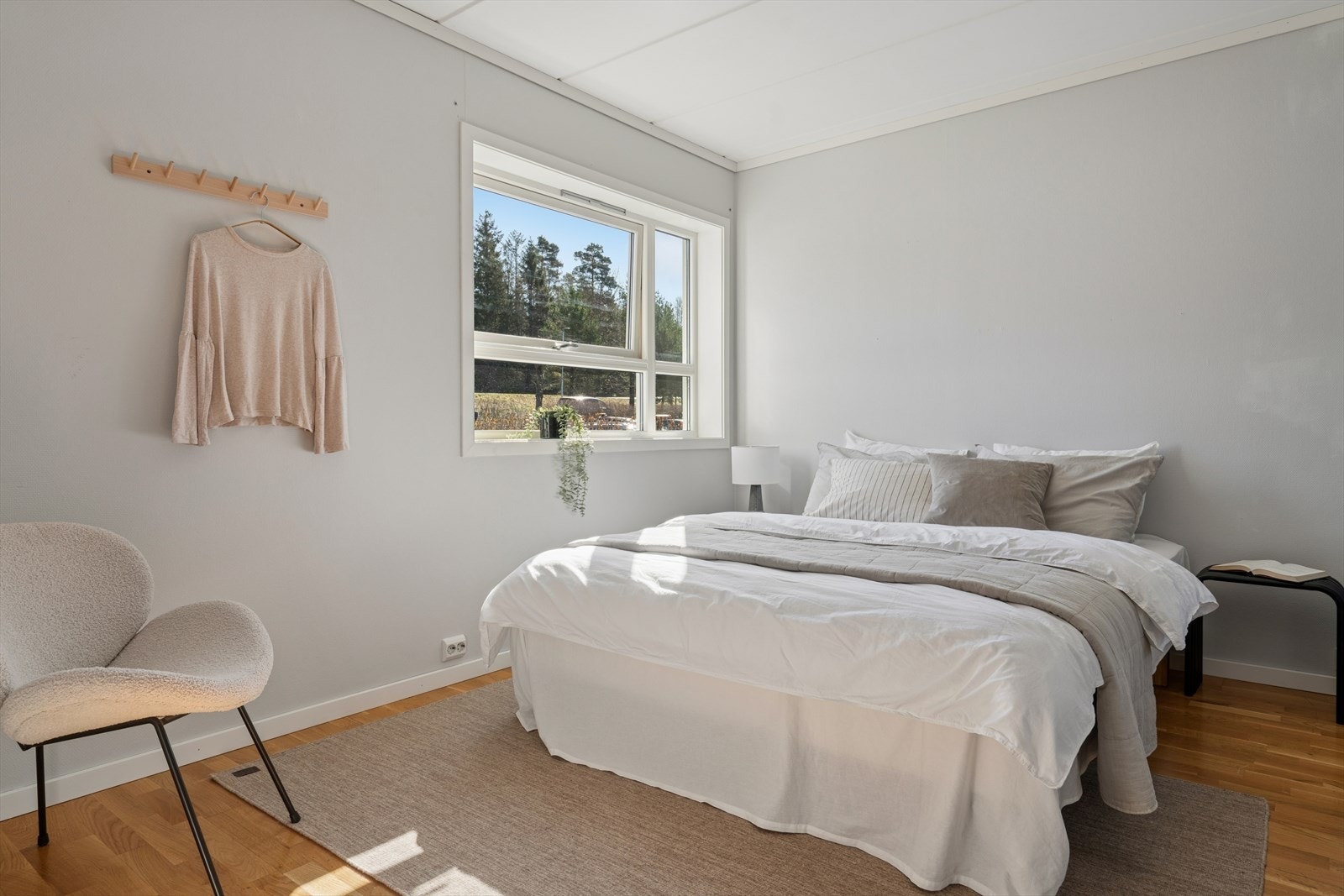 Romslig soverom med god plass til dobbeltseng. Galleribilde