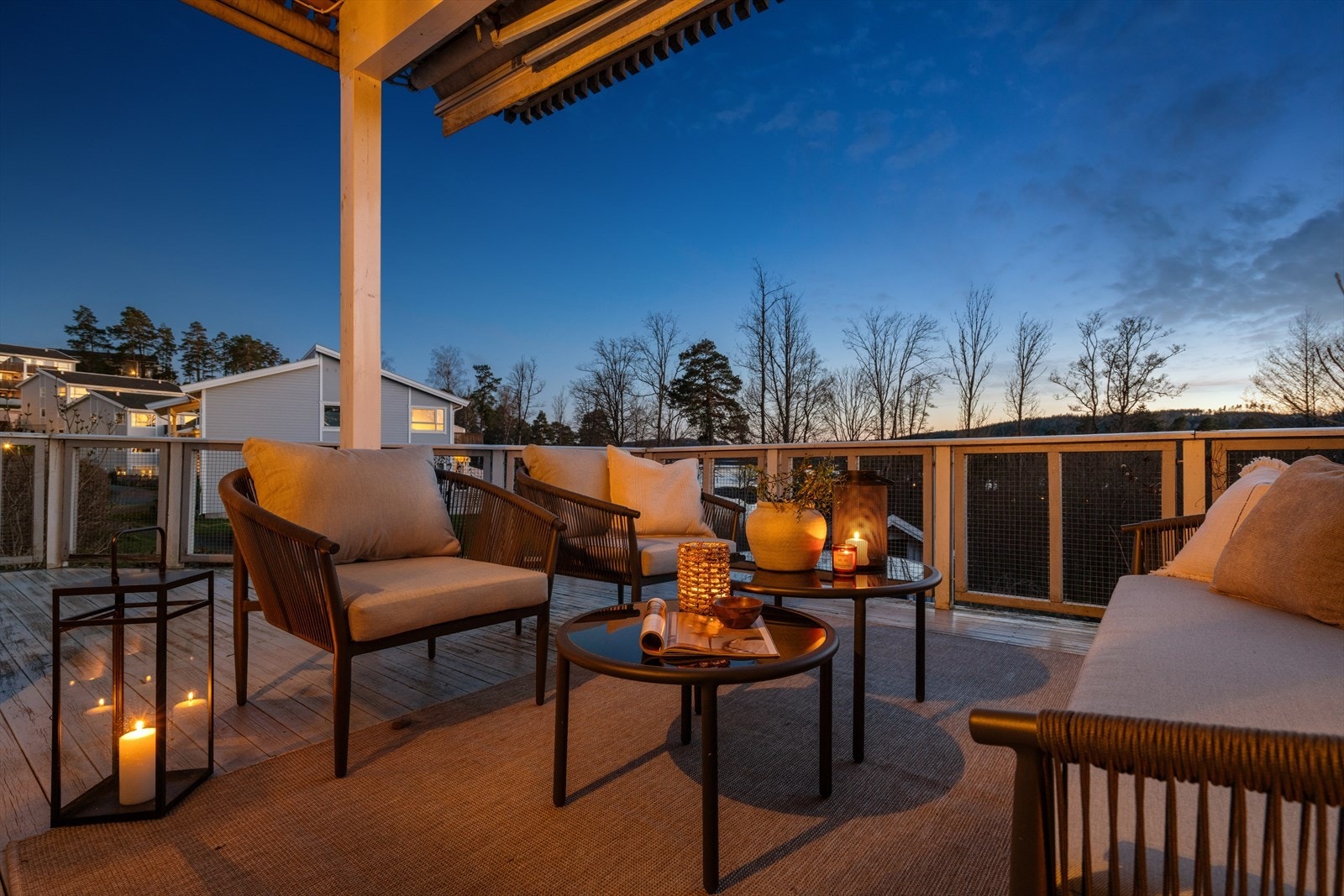 Hyggelig terrasse med god plass til både loungegruppe og sosialt samvær. Galleribilde