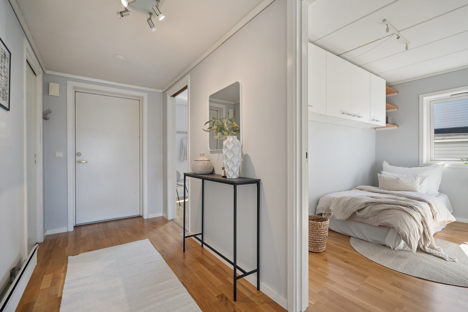 Leilighetens entré er lys og innbydende. Galleribilde
