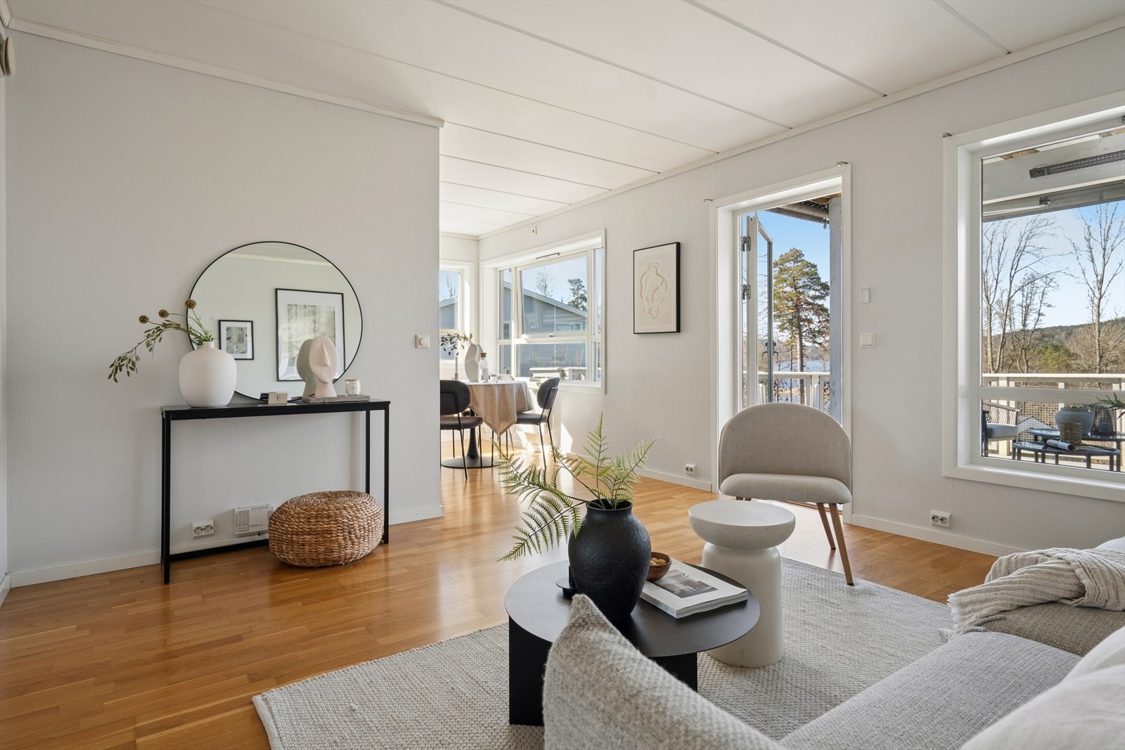 Det er direkte adkomst fra stuen til terrassen. Galleribilde