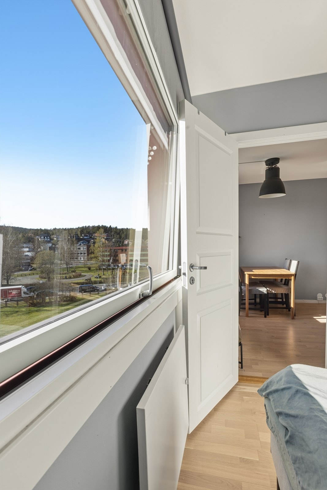 Under vinduet på høyre vegg er det en hvit panelovn, for ekstra oppvarming. Galleribilde