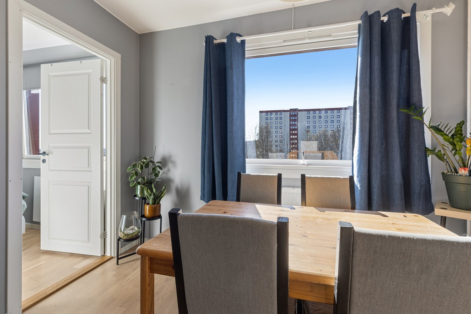 Leiligheten varmes opp med fjernvarme via radiatorer. Galleribilde