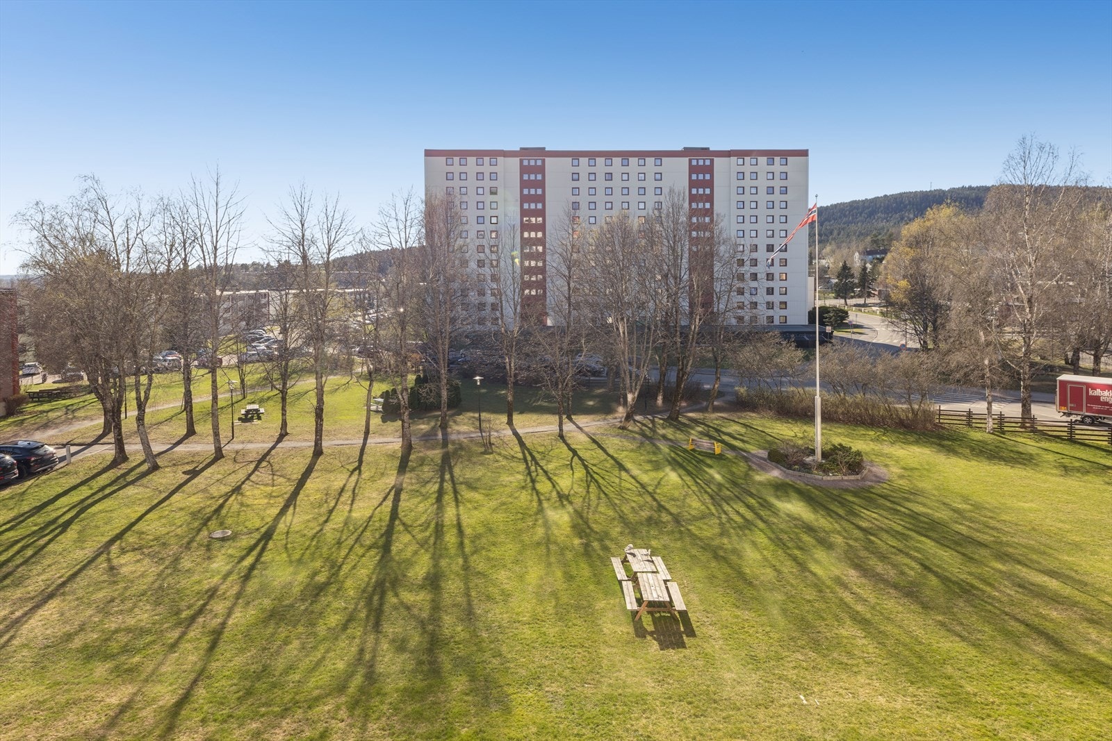 Borettslagets tomt er pent opparbeidet med beplantning, plen, blomster og busker. Det er også lekeområde, grillplass og sittegrupper på fellesområdene. Galleribilde