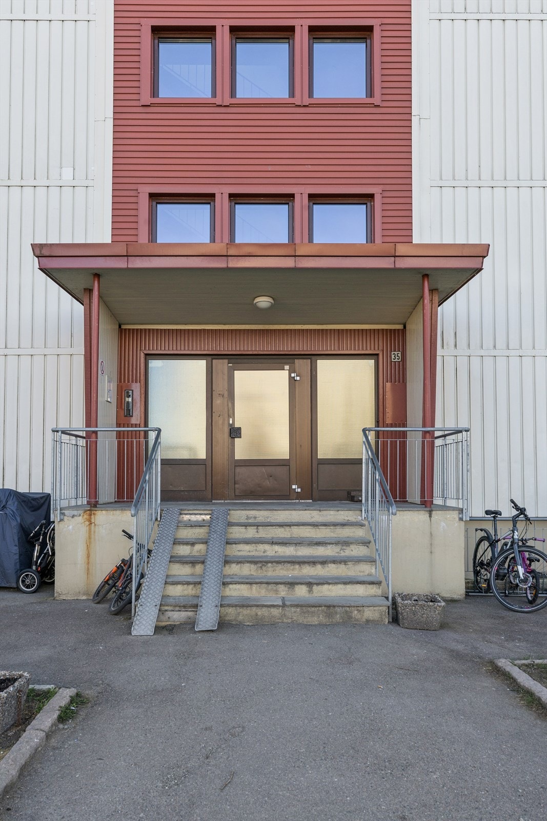 Fra inngangen er det heis/trapper som tar deg videre til leiligheten i 4.etasje. Galleribilde