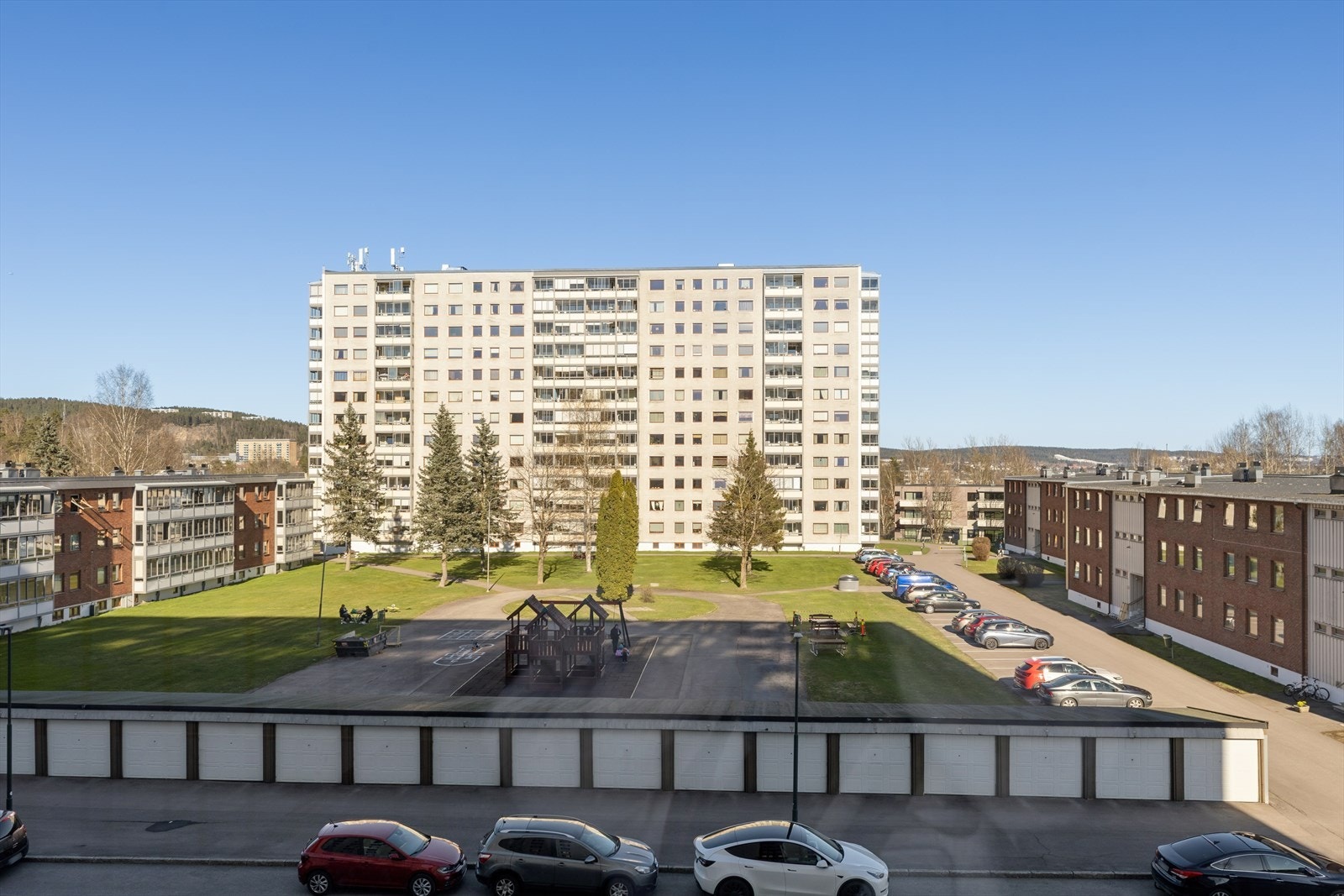 Boligen ligger sentralt på Rødtvet, med umiddelbar tilgang til dagligvarebutikker, et bredt kollektivtilbud og andre nødvendige hverdagsfasiliteter. Galleribilde