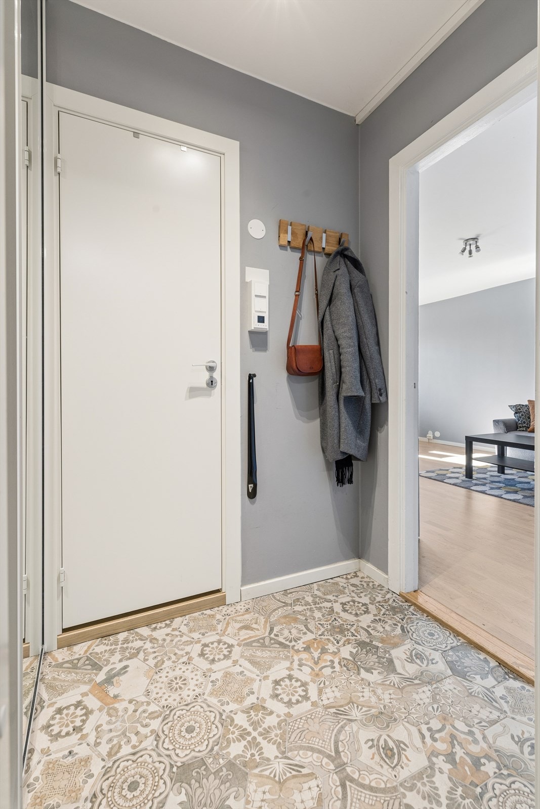 Velkommen inn til en innbydende entré med en moderne, men samtidig hjemmekoselig stil. Galleribilde