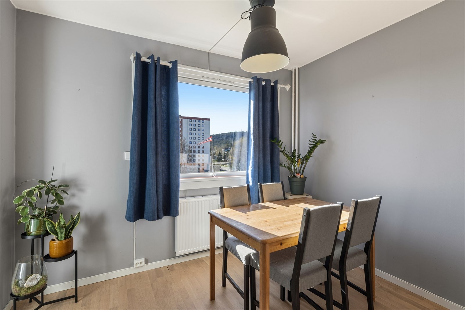Stuen får godt med lysinnslipp gjennom de store vindusflatene. Vinduer ble modernisert av borettslaget i 2017. Galleribilde