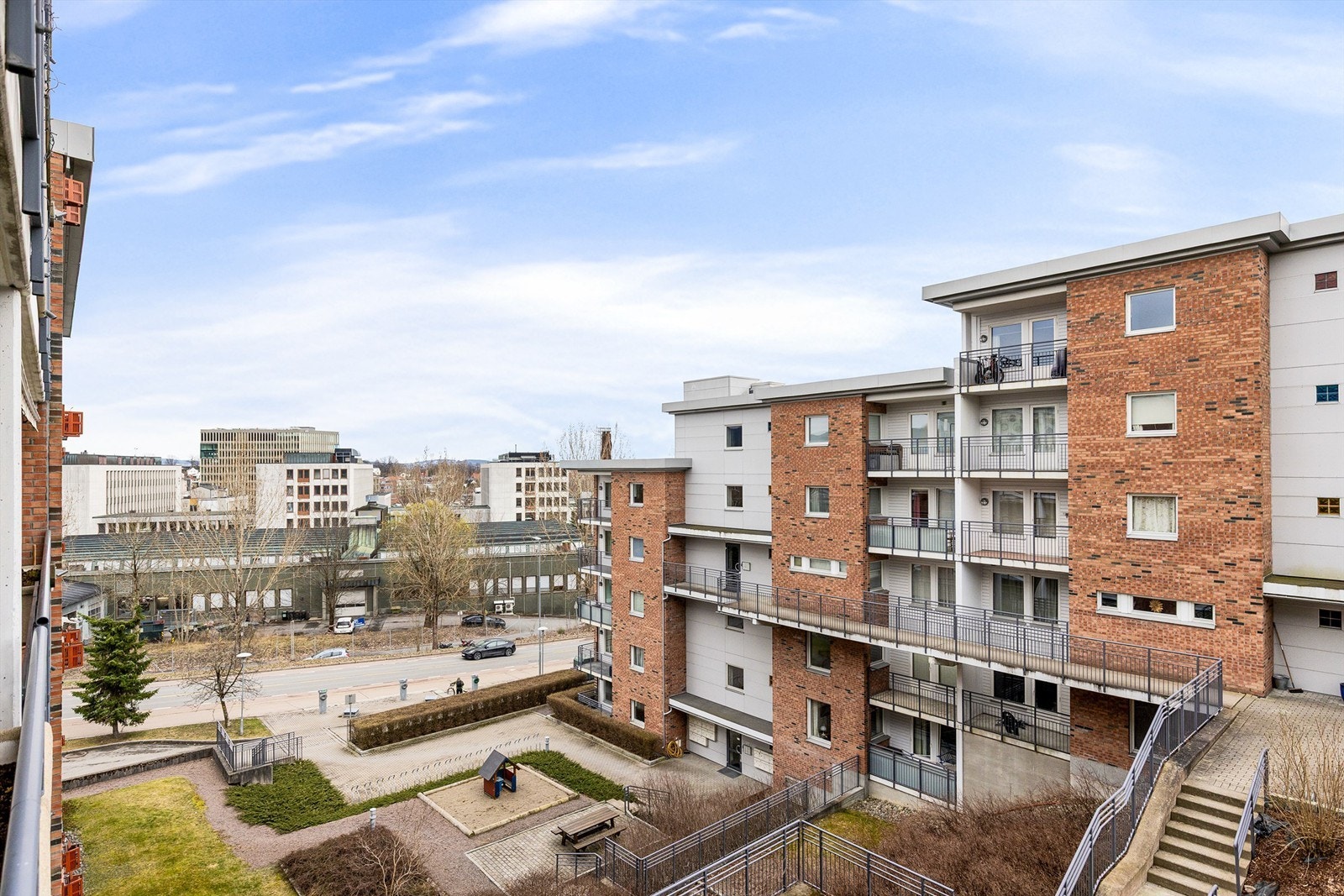 Utsyn fra balkongen. Leiligheten ligger sentralt og fint til i forhold til kollektivtransport, Rikshospitalet, Ullevål stadion og Universitetet i Oslo. Galleribilde