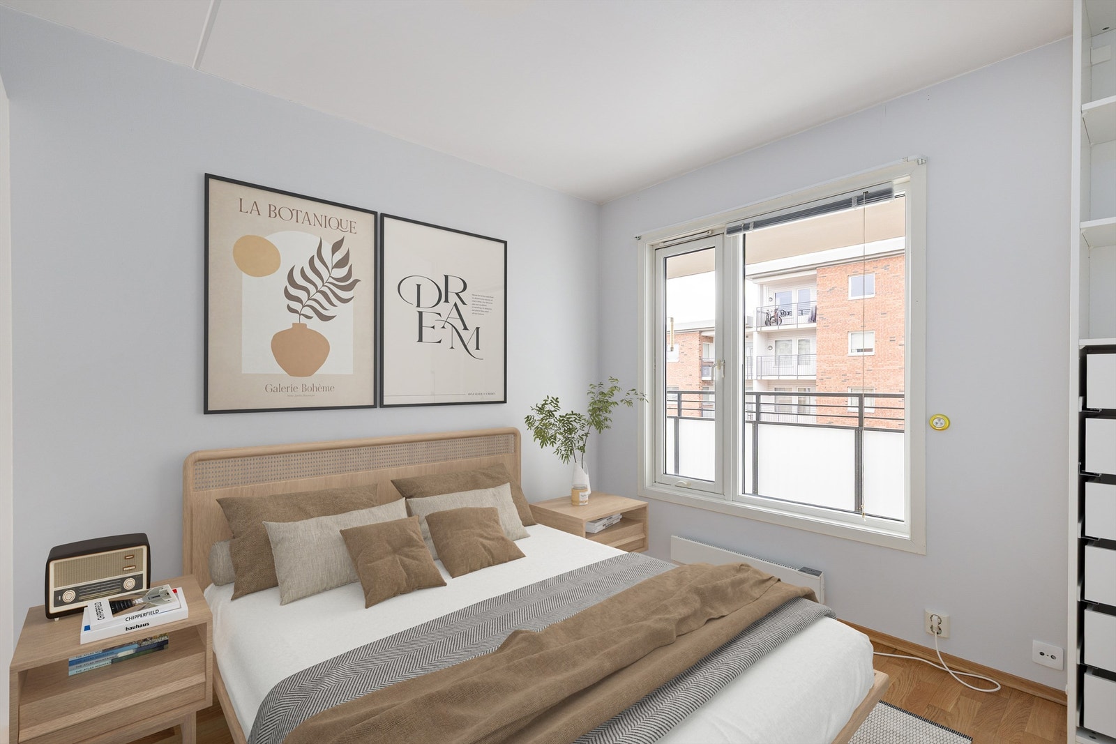 Soverommet er av god størrelse med plass til dobbeltseng med nattbord på begge sider og klesskap -bildet er digitalt stylet. Galleribilde