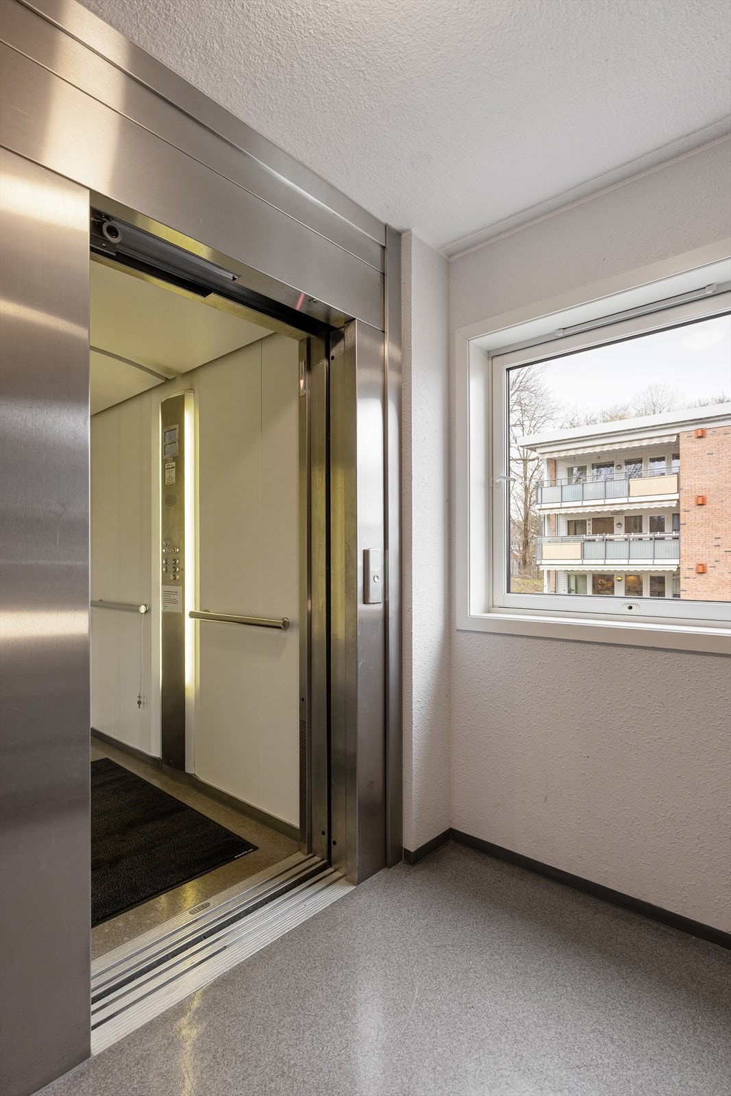 Heis til inngangsparti. Trappefri adkomst til garasje via oppgang A. Galleribilde