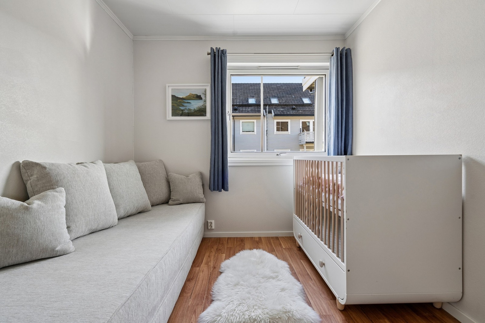 Rommet har plass til seng og garderobeløsning. Galleribilde
