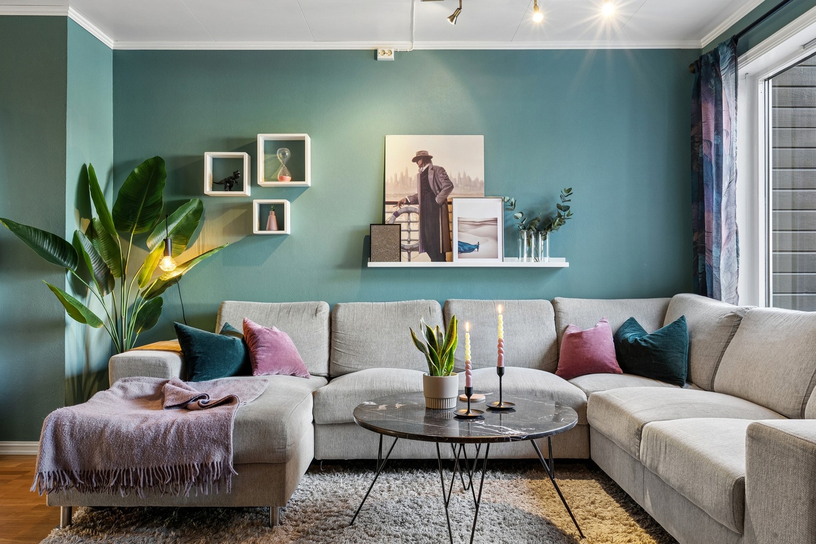 Store vindusflater gir godt med naturlig lys inn i oppholdsrommet. Galleribilde