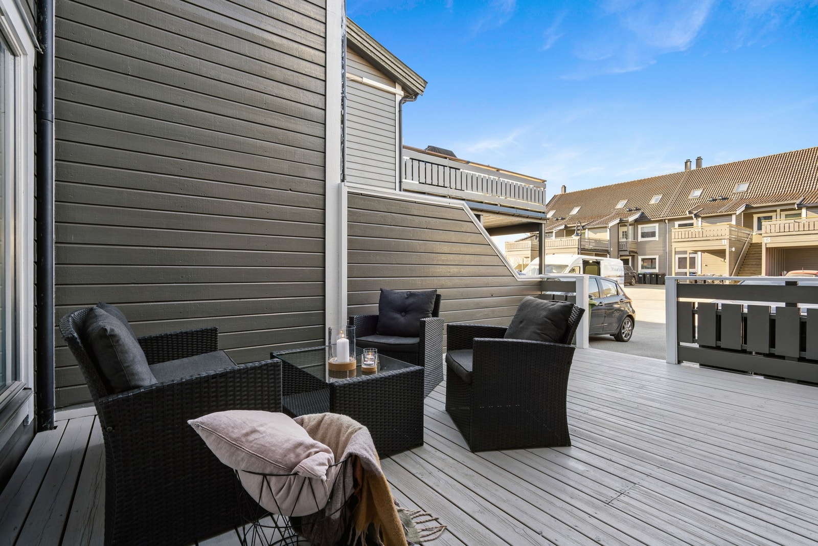 Utgang fra entré til en romslig terrasse ved inngangen, med god plass til en sittegruppe. Galleribilde